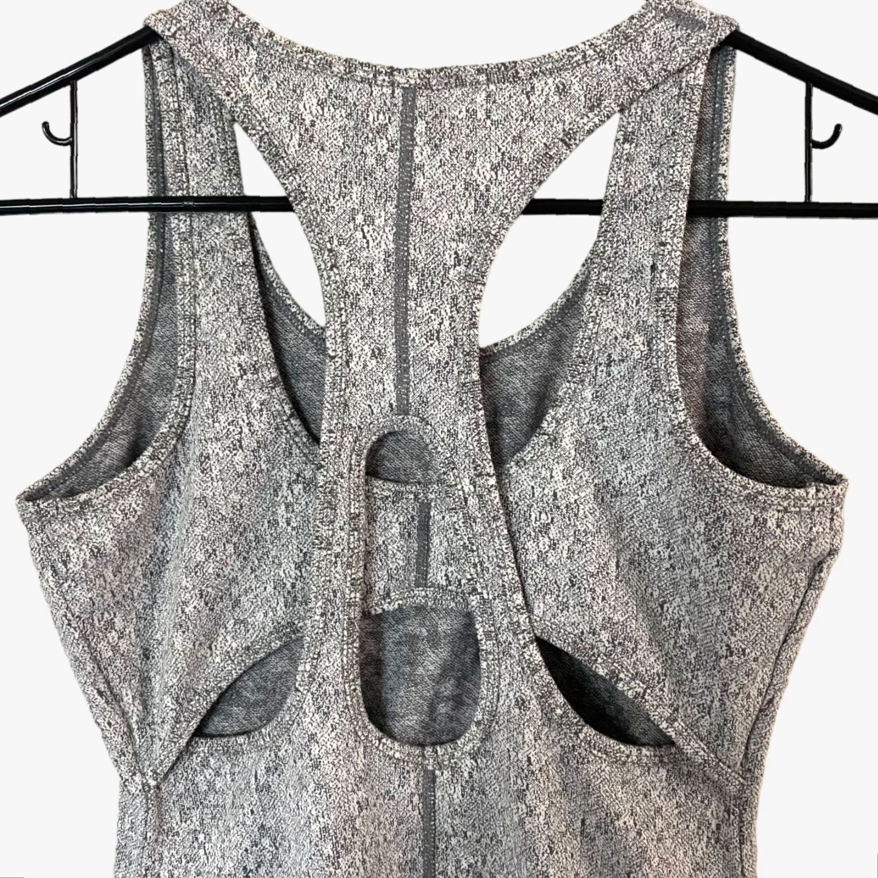 Gymshark VINTAGE Gymshark Fleur Texture Cross-Back Sports Tank Womens Small Gray Athletic Top Size S / US 4 / IT 40 - 7 Thumbnail