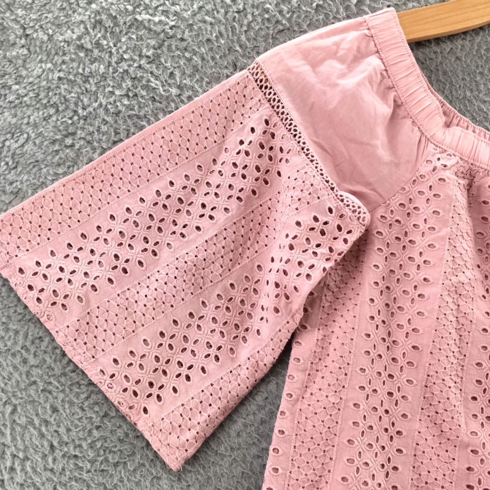Abercrombie & Fitch Abercrombie & Fitch Off The Shoulder Blouse Top Womens S Pink Eyelet Boho Casual Shirt Short Sleeve Bell Sleeve Regular Fit Womens Size S / US 4 / IT 40 - 5 Thumbnail