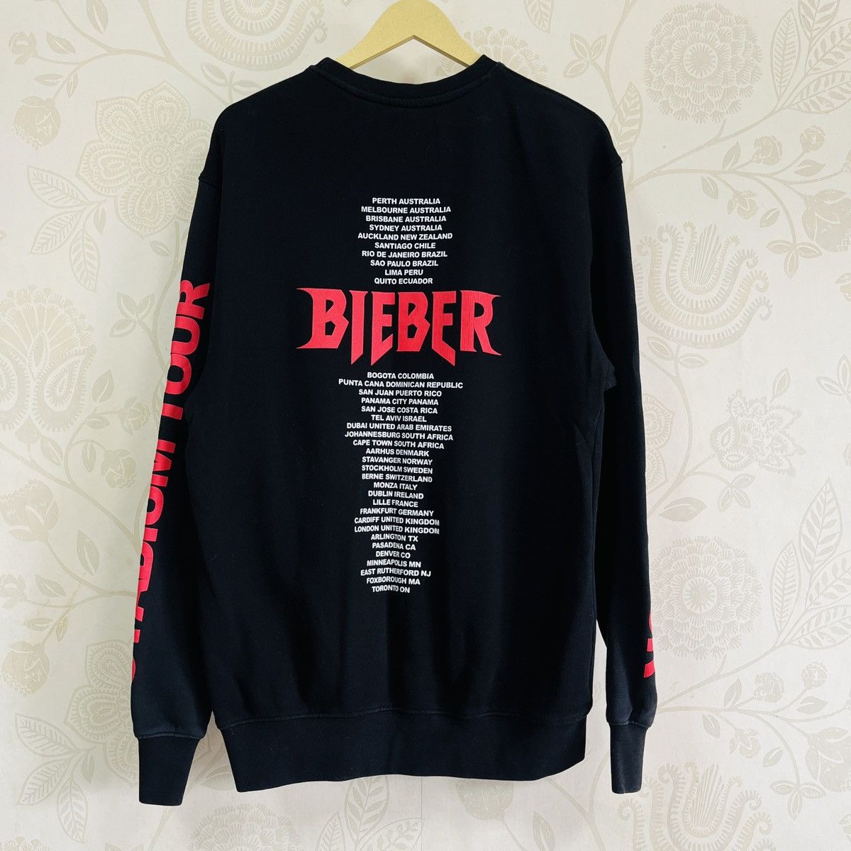 Band Tees × Justin Bieber Justin Bieber Crew Team Sweater Stadium Tour 2017 Size US M / EU 48-50 / 2 - 4 Thumbnail