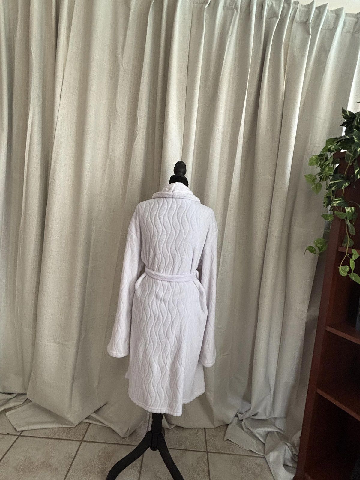 Other White Plush Bathrobe with Belt and Pockets Size ONE SIZE - 3 Thumbnail