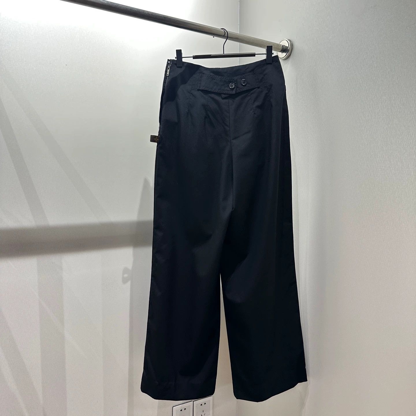 Louis Vuitton Louis Vuitton Monogram leather tag wool pants 36 Size 26" / US 2 / IT 38 - 2 Thumbnail
