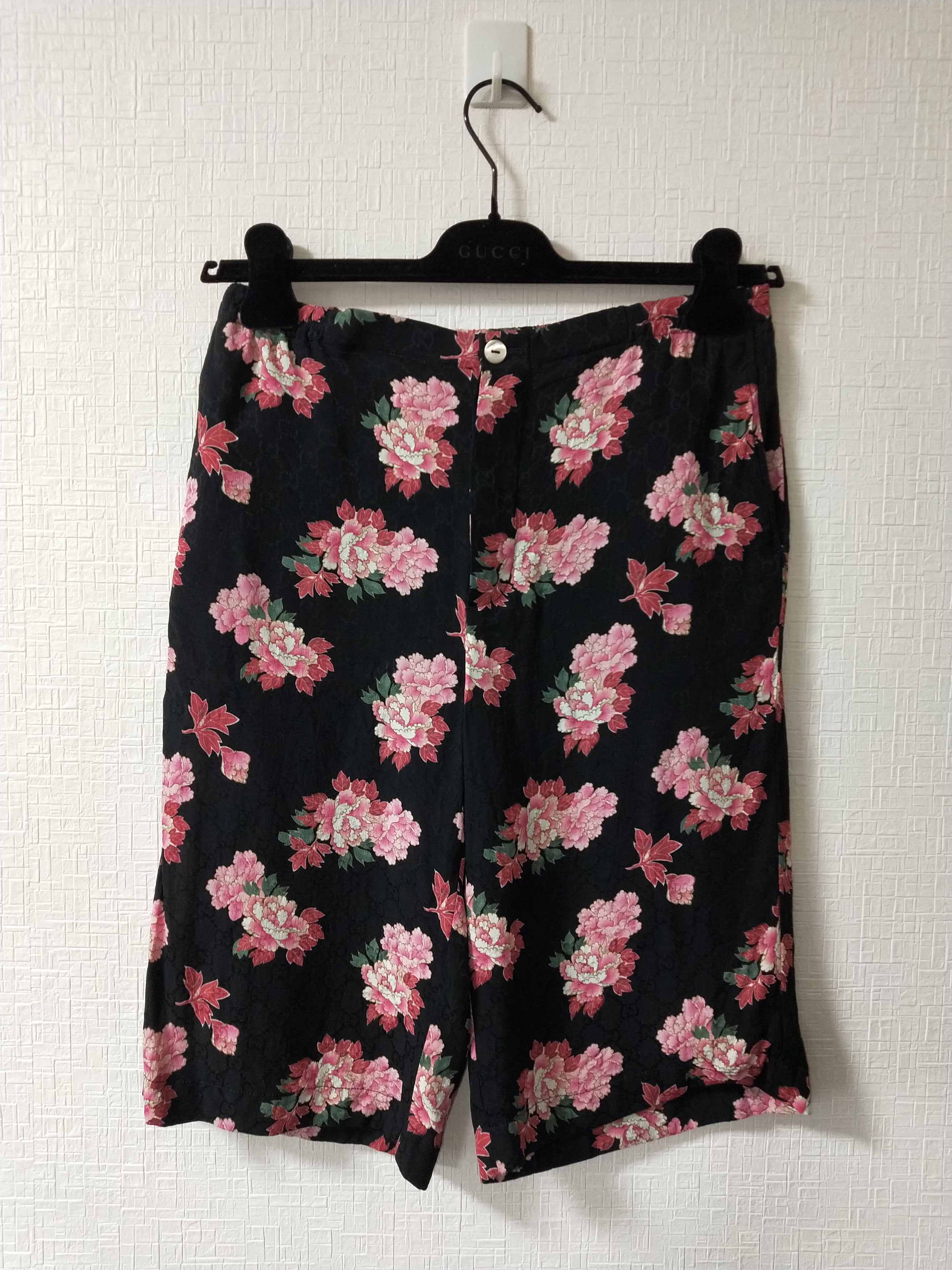 image of Gucci Peony Print Silk Shorts in Black, Men's (Size 29)