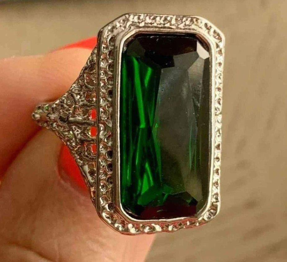 Designer Vintage Emerald Green Cut Retro Hollow Antique Silver Ring Size ONE SIZE - 9 Thumbnail