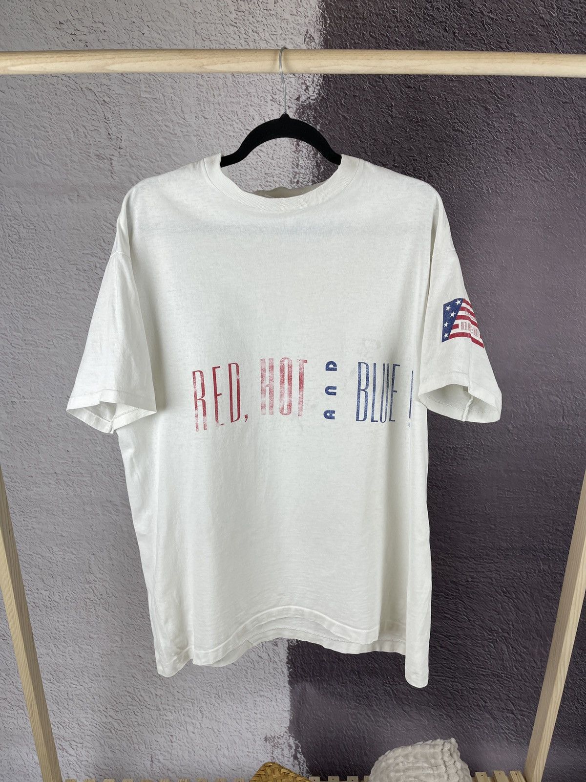 Japanese Brand 90’s Estée Lauder “Red Hot and Blue!” Tee shirt used Size US L / EU 52-54 / 3 - 1 Thumbnail