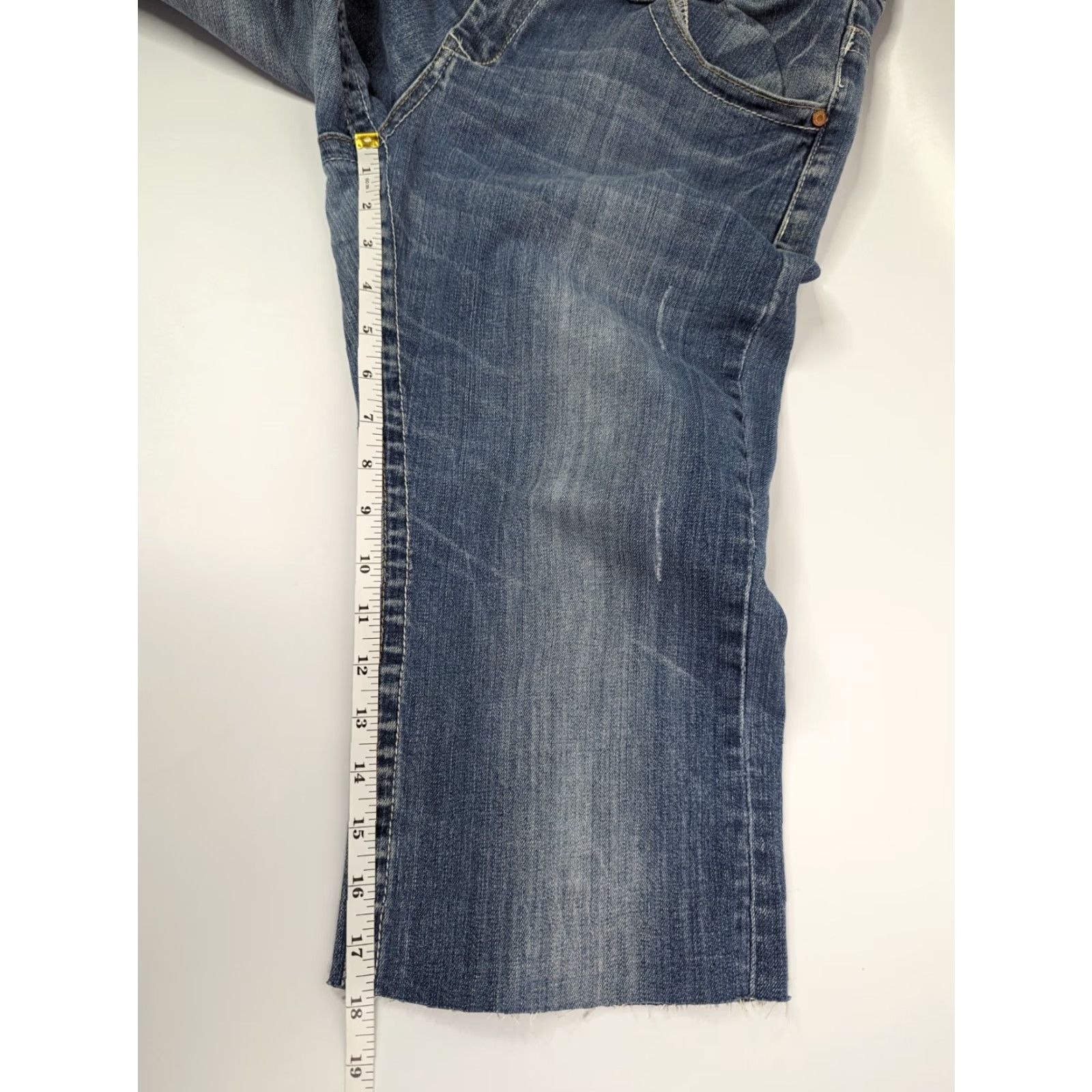 CO Cowgirl Tuff Co Indigo Capri Jeans 32 W Back Embroidered Flap Pocket Denim 5-Pocket Design Womens Jeans Capri Windfall? Size 24" / US 00 / IT 34 - 6 Thumbnail
