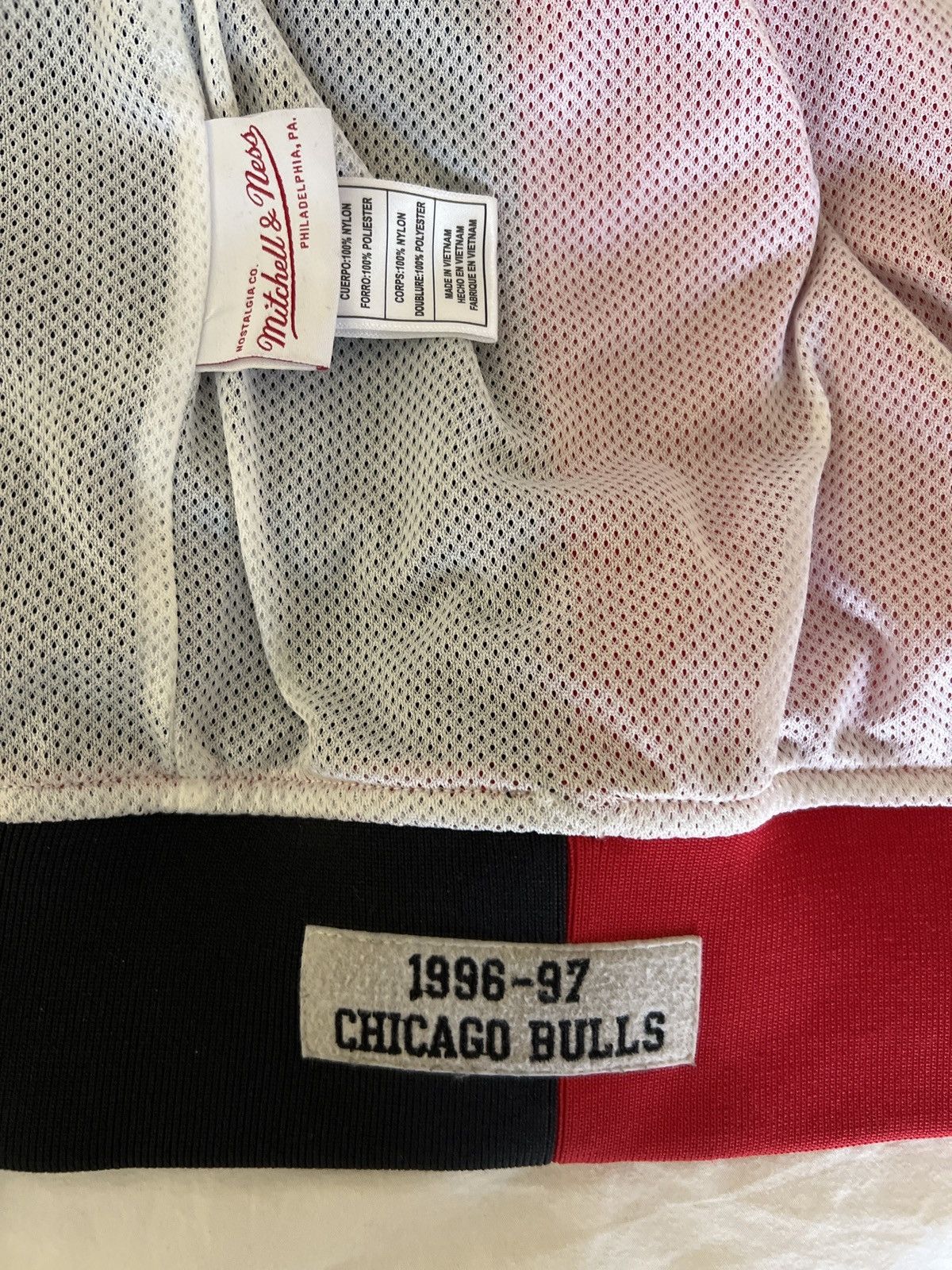 Mitchell & Ness Sewn Chicago Bulls 1996-97 red Warmup Jacket Size US L / EU 52-54 / 3 - 2 Thumbnail