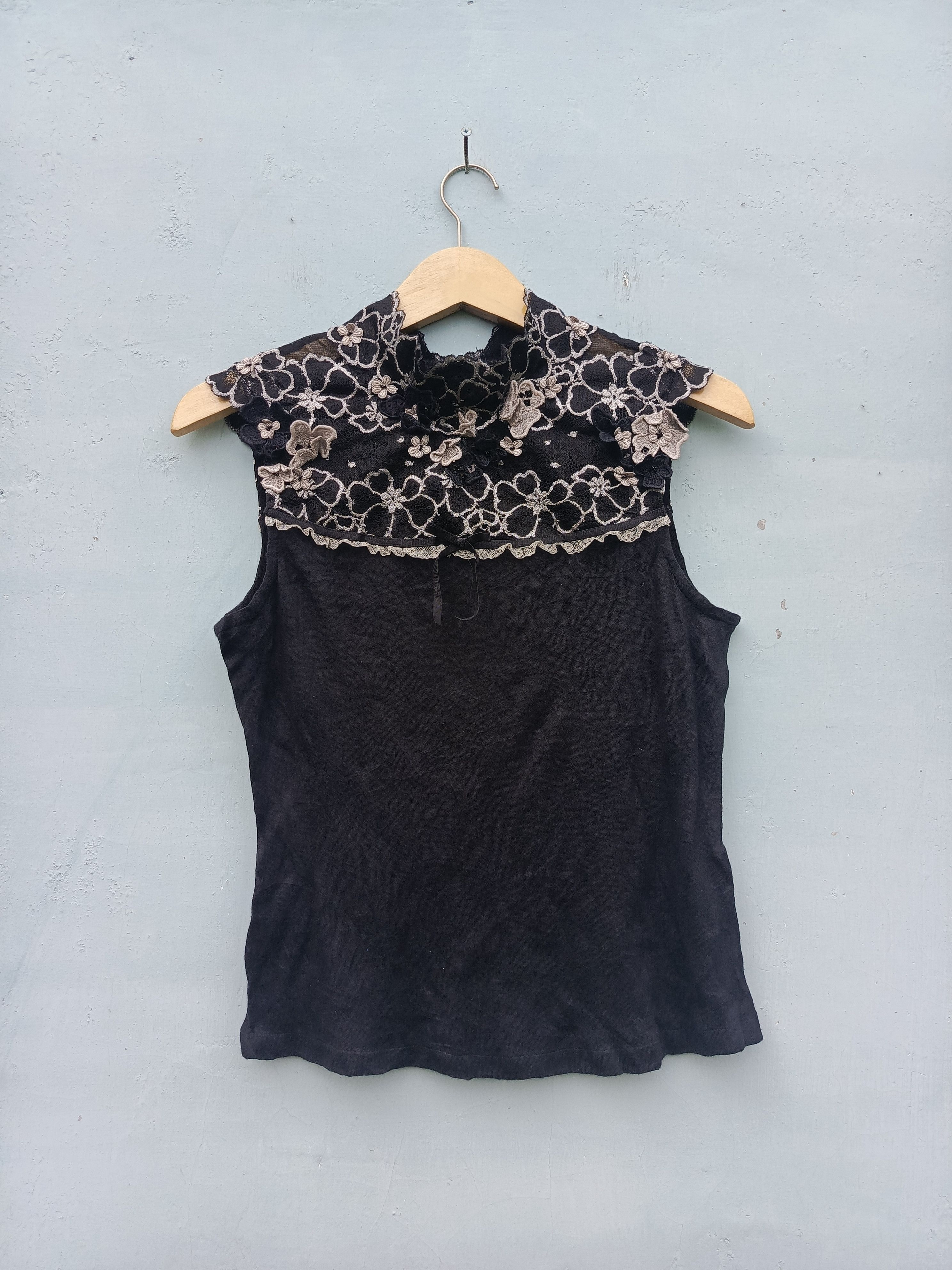 Japanese Brand AMITIE Lace Collar Sleeveless Top – Elegant & Refined Size M / US 6-8 / IT 42-44 - 1 Thumbnail