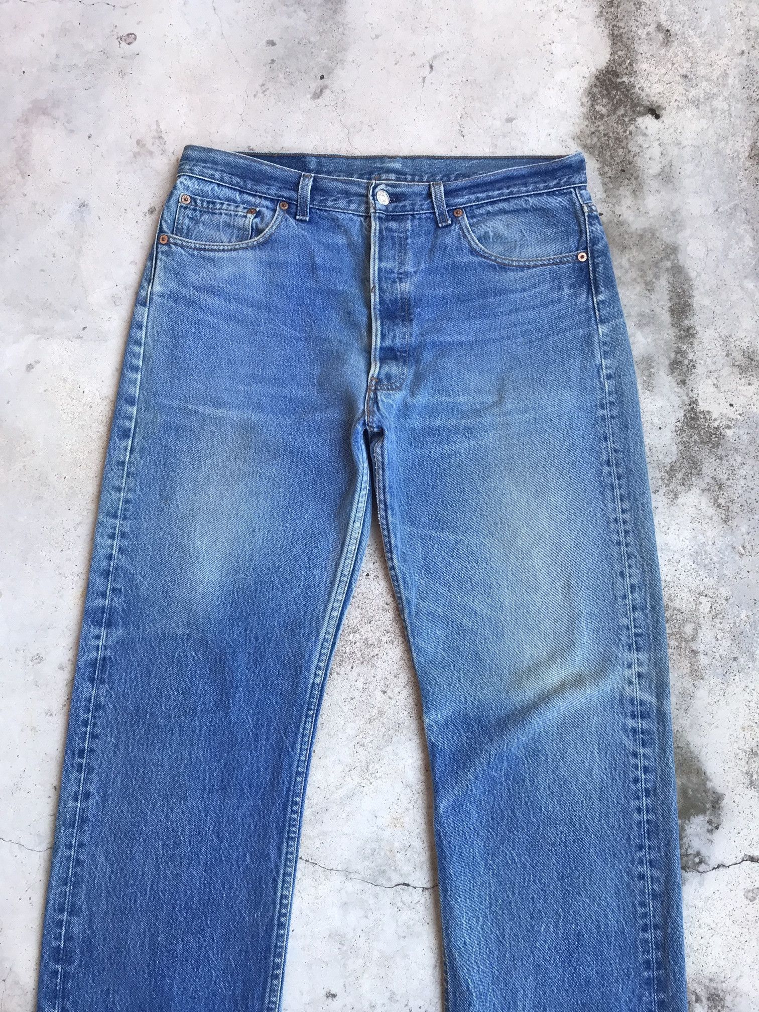 Levi's × Vintage Vintage 1992 Levis 501xx lightwash dirty jean W34x27 USA Size US 34 / EU 50 - 4 Thumbnail