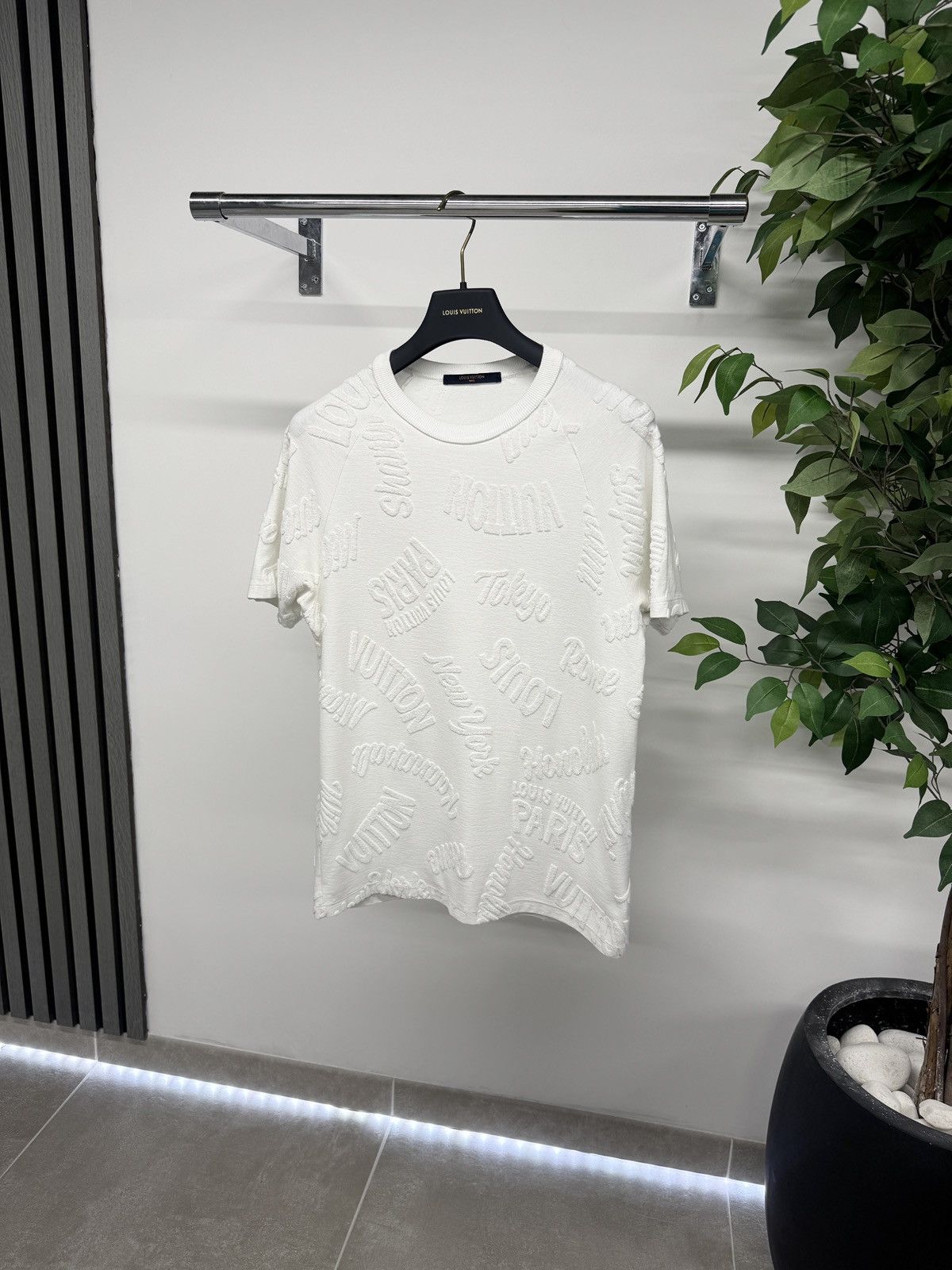 Louis Vuitton Louis Vuitton 1A3KR2 Raglan T-Shirt In White RRP £600 Size US S / EU 44-46 / 1 - 1 Thumbnail