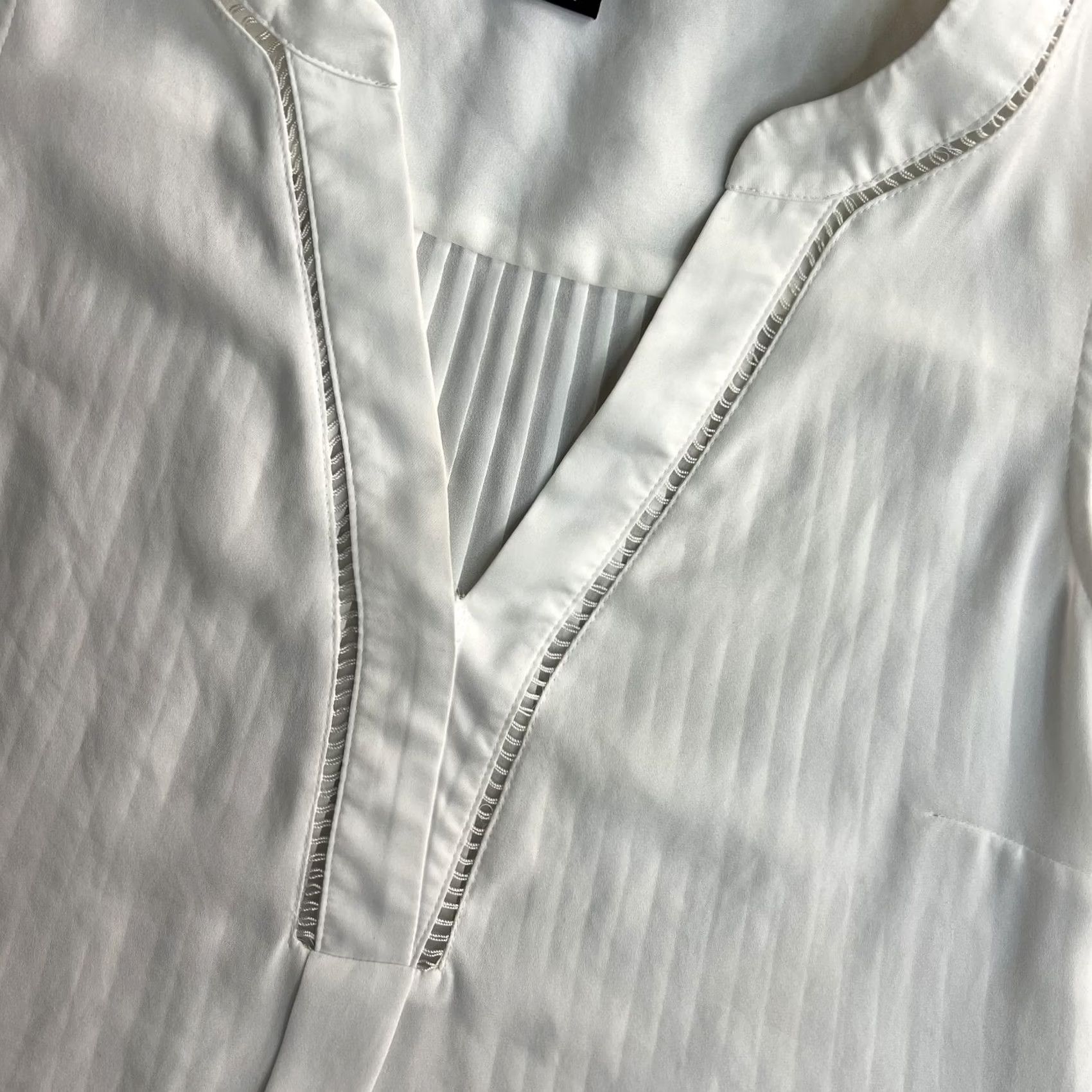 White House Black Market VINTAGE White House Black Market Blouse Womens 0 White Pleated V Neck High Low Tunic Top Size XS / US 0-2 / IT 36-38 - 2 Thumbnail
