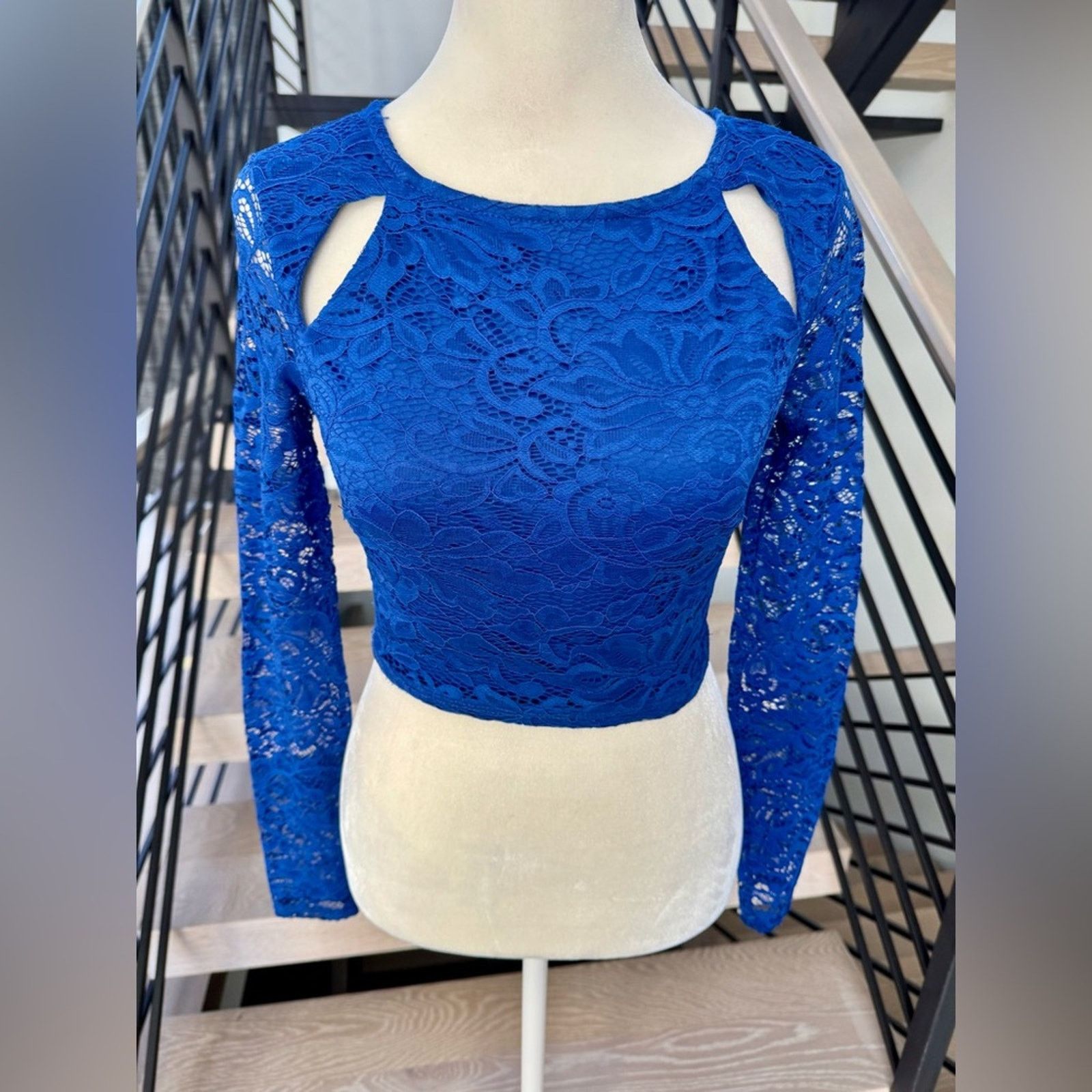Other New Chic Royal Blue Lace Crop Top size XS Size S / US 4 / IT 40 - 2 Thumbnail