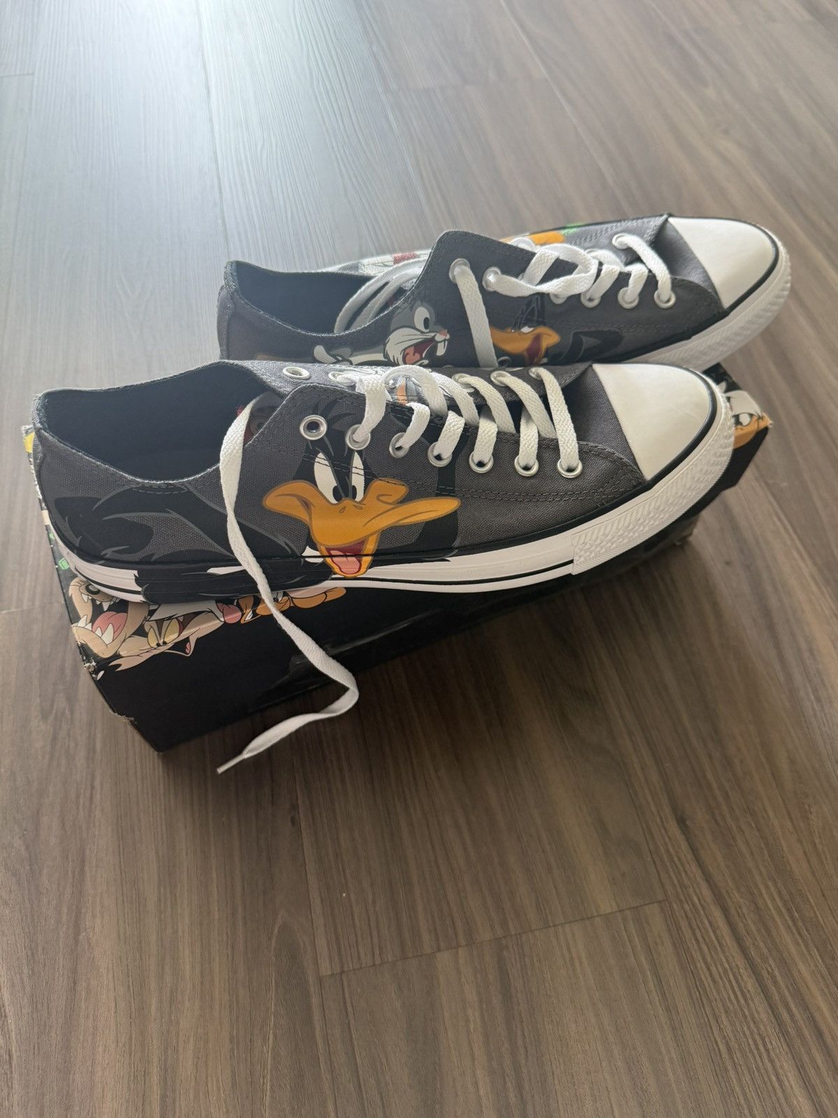 Converse Converse x Looney Tunes Chuck Taylor All Star Low Men’s 11 Size US 11 / EU 44 - 2 Thumbnail