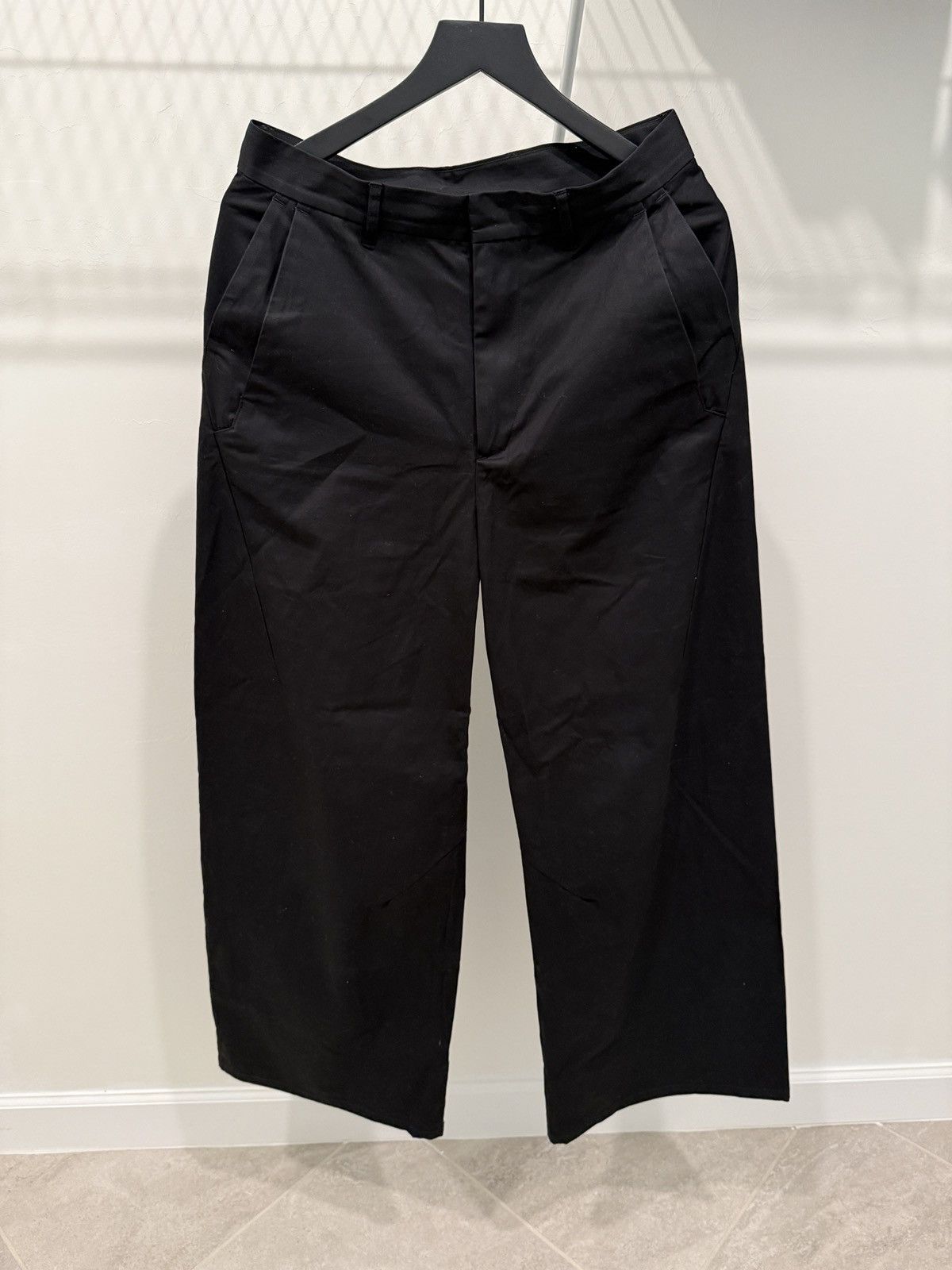 OTIS SILICONE-IMPREGNATED TROUSERS IN MATTE BLACK – VUJA DÉ