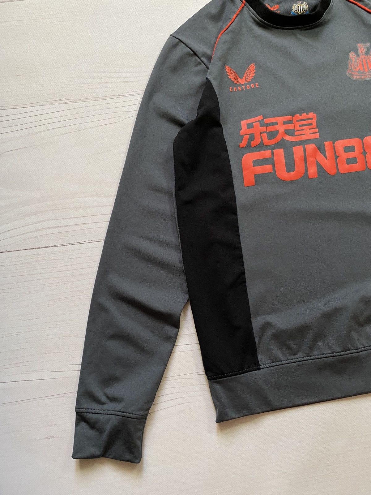 Castore Castore Newcastle United 2021/22 training soccer sweatshirt Size US M / EU 48-50 / 2 - 7 Thumbnail