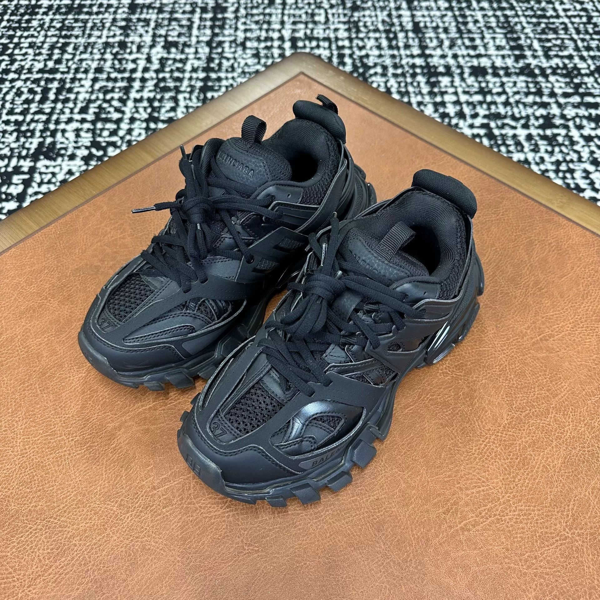 Balenciaga Balenciaga Black Lowtop Sneakers it_37 Women Size US 7 / IT 37 - 1 Thumbnail