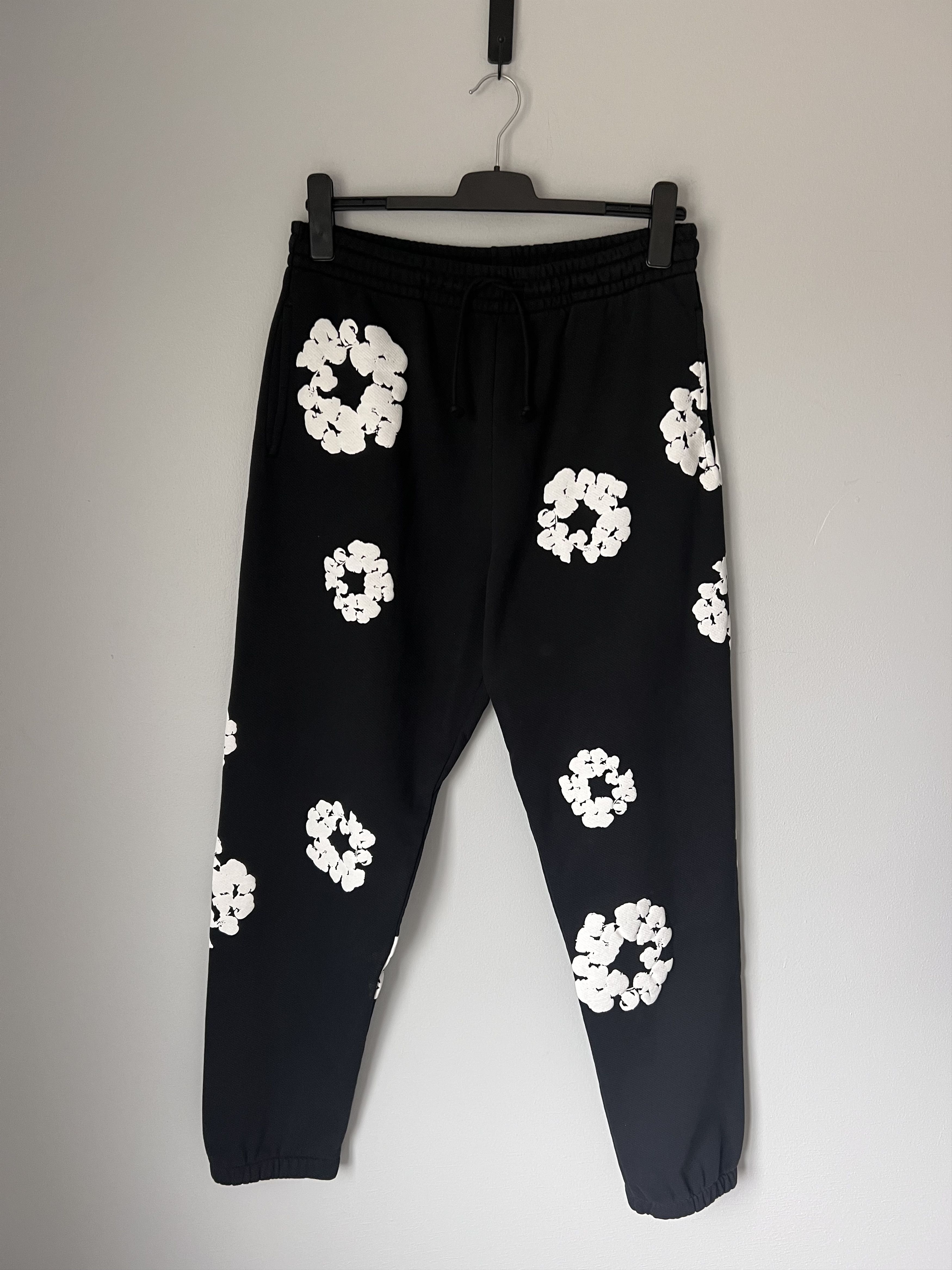 DENIM TEARS Denim Tears Cotton Wreath Sweatpants in Black Size US 34 / EU 50 - 1 Thumbnail