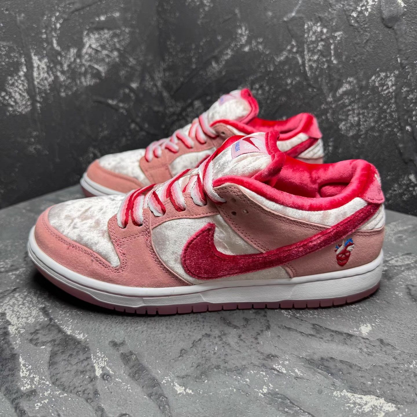 Nike Nike Dunk SB Valentine's Day White Pink Q10 Size US 7 / EU 40 - 6 Thumbnail