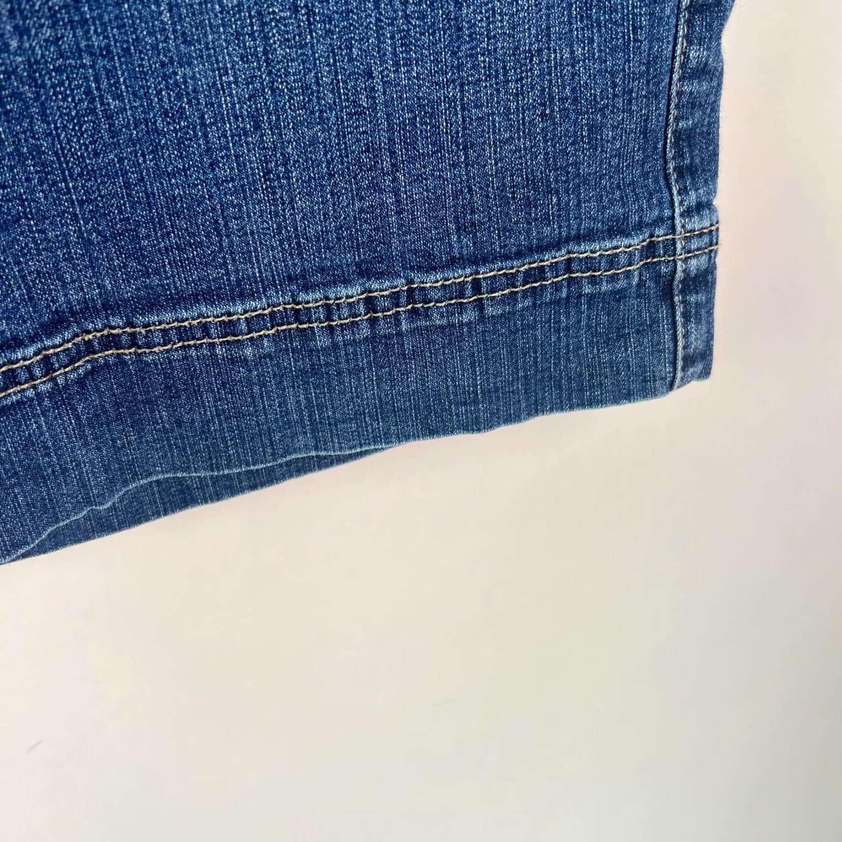 Lee Lee Comfort Waistband Stretch Chino Shorts - Women - Blue Denim - Size 36 - Regular - 10in Inseam - Cuffed Hem Size 25" / US 0 / IT 36 - 3 Thumbnail