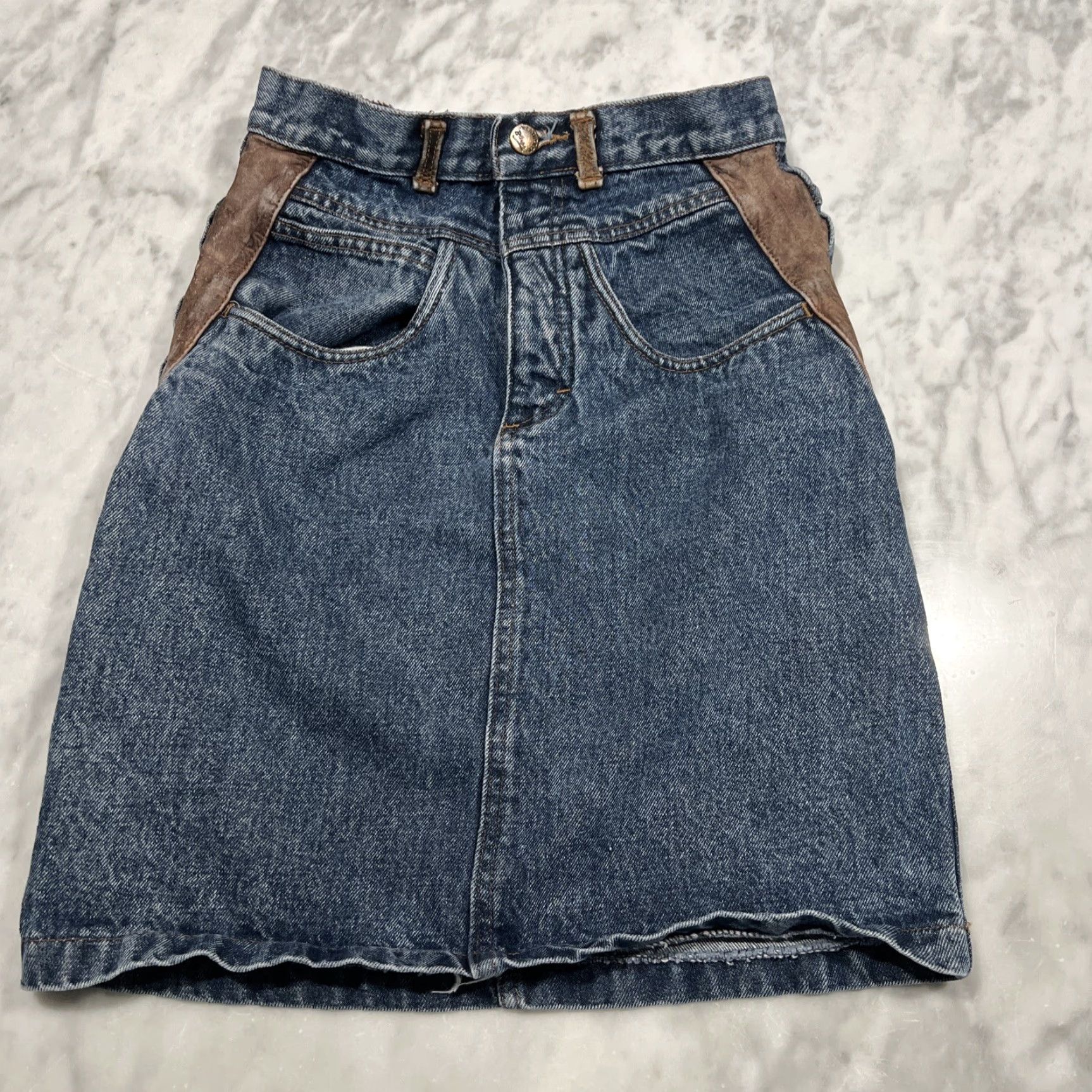 Vintage VINTAGE Weathered Blues Denim Western Skirt Size 6 Leather Accents Bare Back A-Line Women Short Cowboy" Size 28" / US 6 / IT 42 - 2 Thumbnail