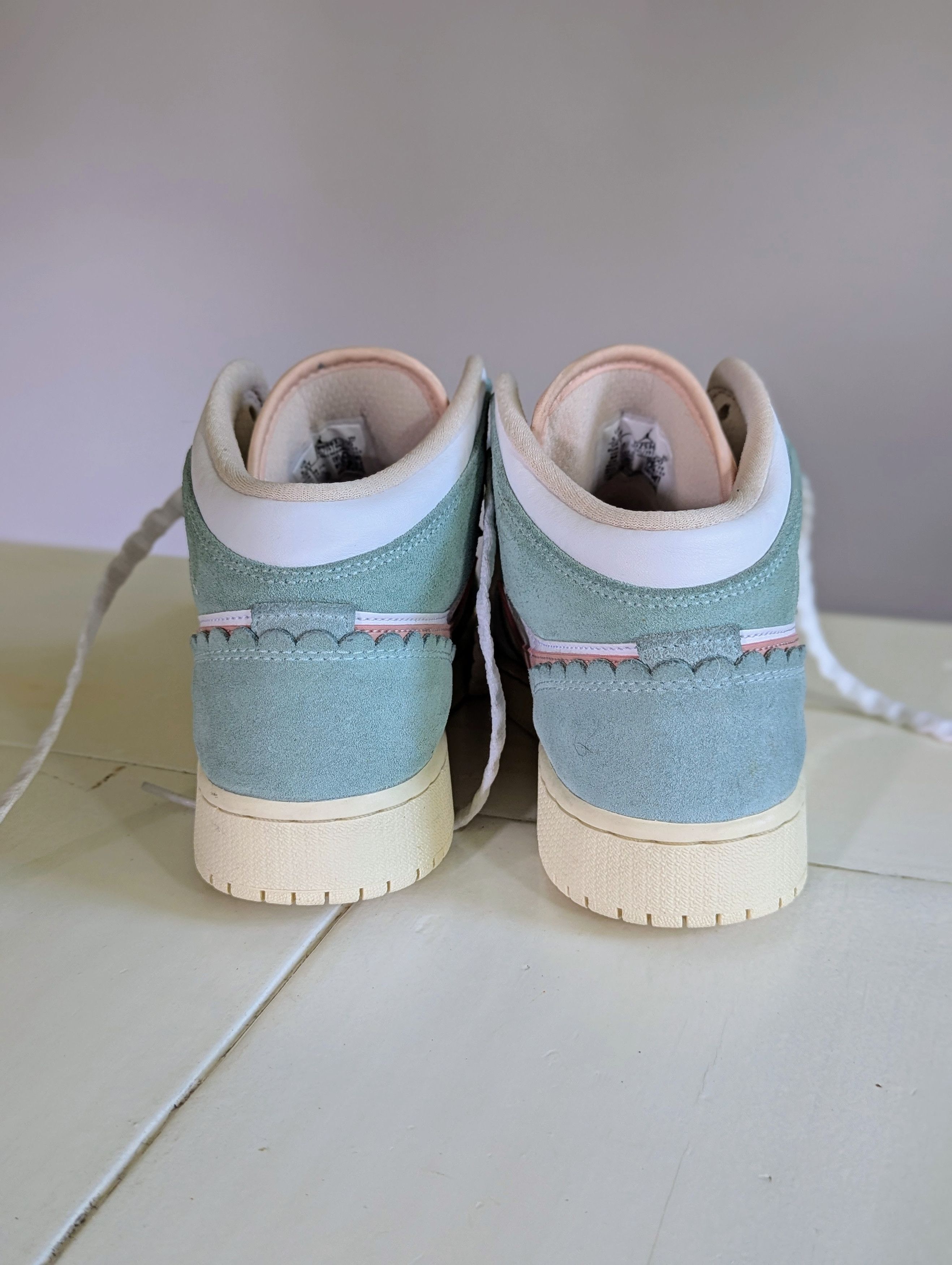 Nike Nike Air Jordan 1 Mid SE GS Scalloped Edge 5.5Y (Women 7) Size US 7 / IT 37 - 4 Thumbnail