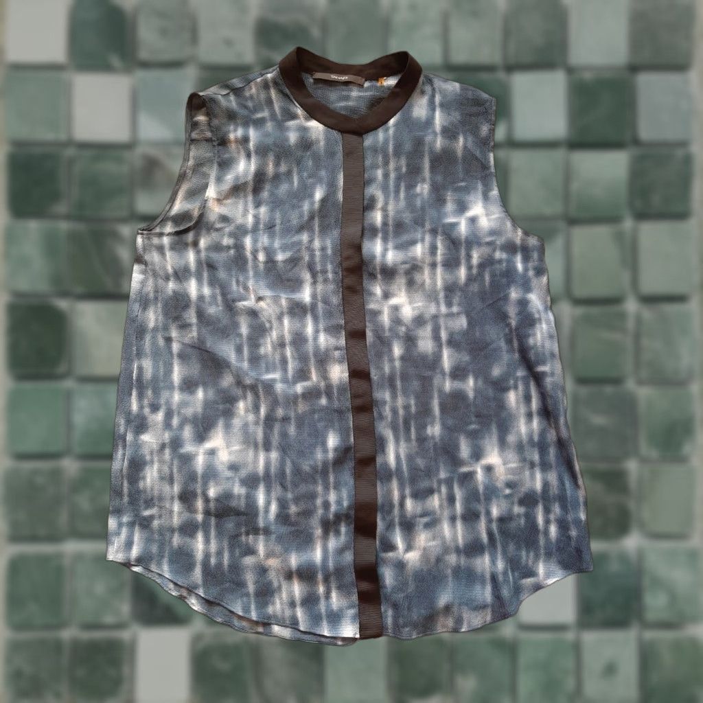 Vintage Tahari Blue Sleeveless Button-Up Top Women's Size S User: Tahari Blue Sleeveless Button-Up Top Women's Size S Size S / US 4 / IT 40 - 1 Thumbnail