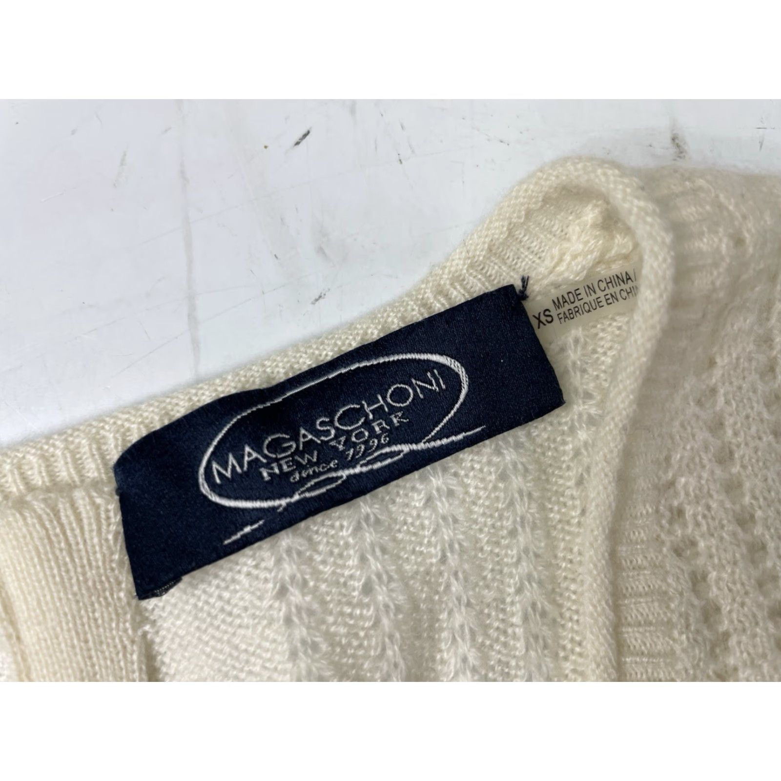 Vintage Magaschoni Womens XS Cashmere V-Neck Sweater Ivory Back Zip 3/4 Sleeve Size XS / US 0-2 / IT 36-38 - 3 Thumbnail
