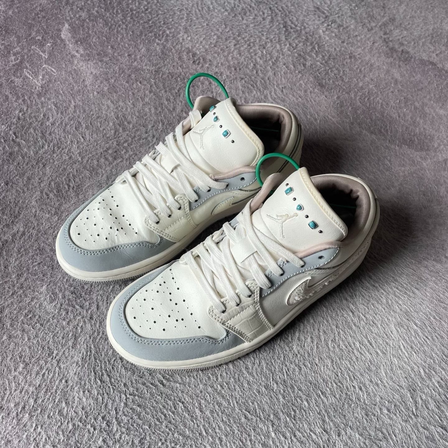 Nike Nike White Lowtop Sneakers 38 Men Size US 6 / EU 39 - 1 Thumbnail