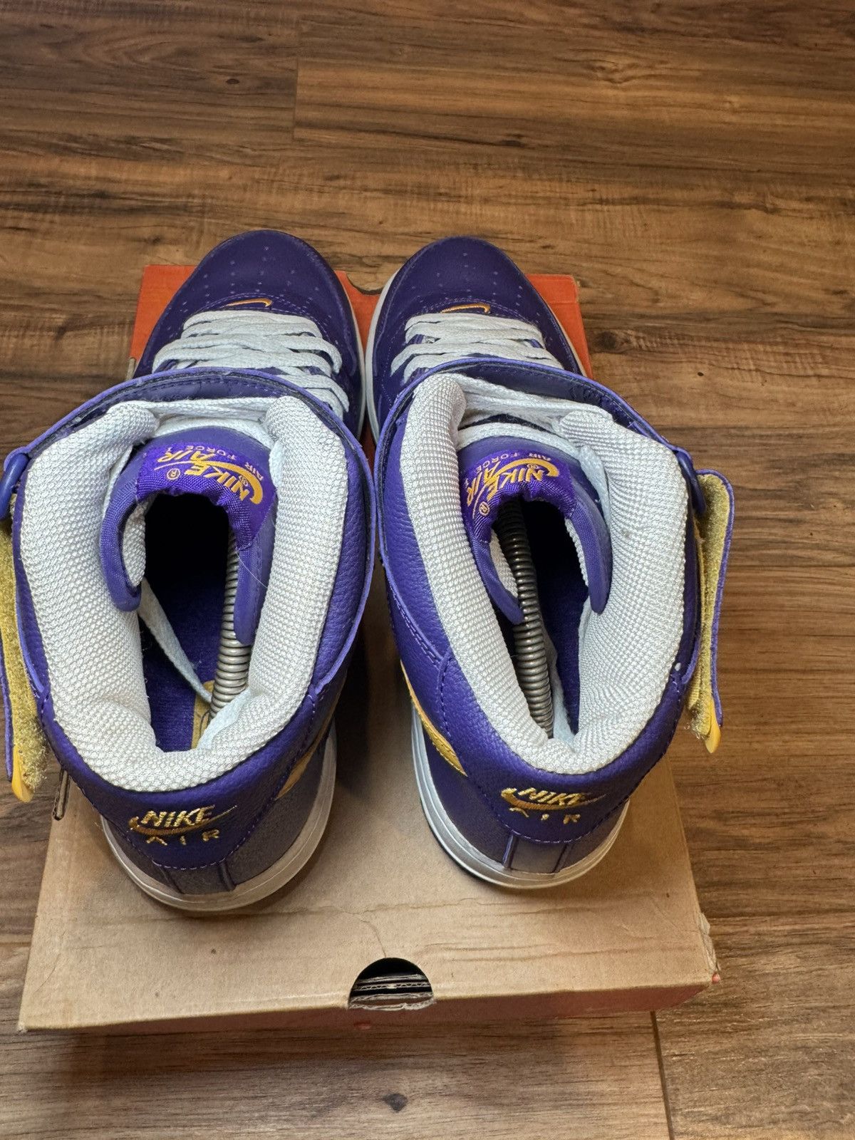 Nike 2004 Air Force One Mid (LAKERS) Size US 10 / EU 43 - 6 Thumbnail