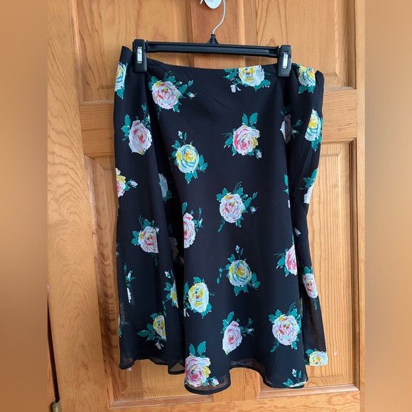 Boden Boden Floral Printed A Line Skirt black with roses sz 10 Size 32" / US 10 / IT 46 - 2 Thumbnail