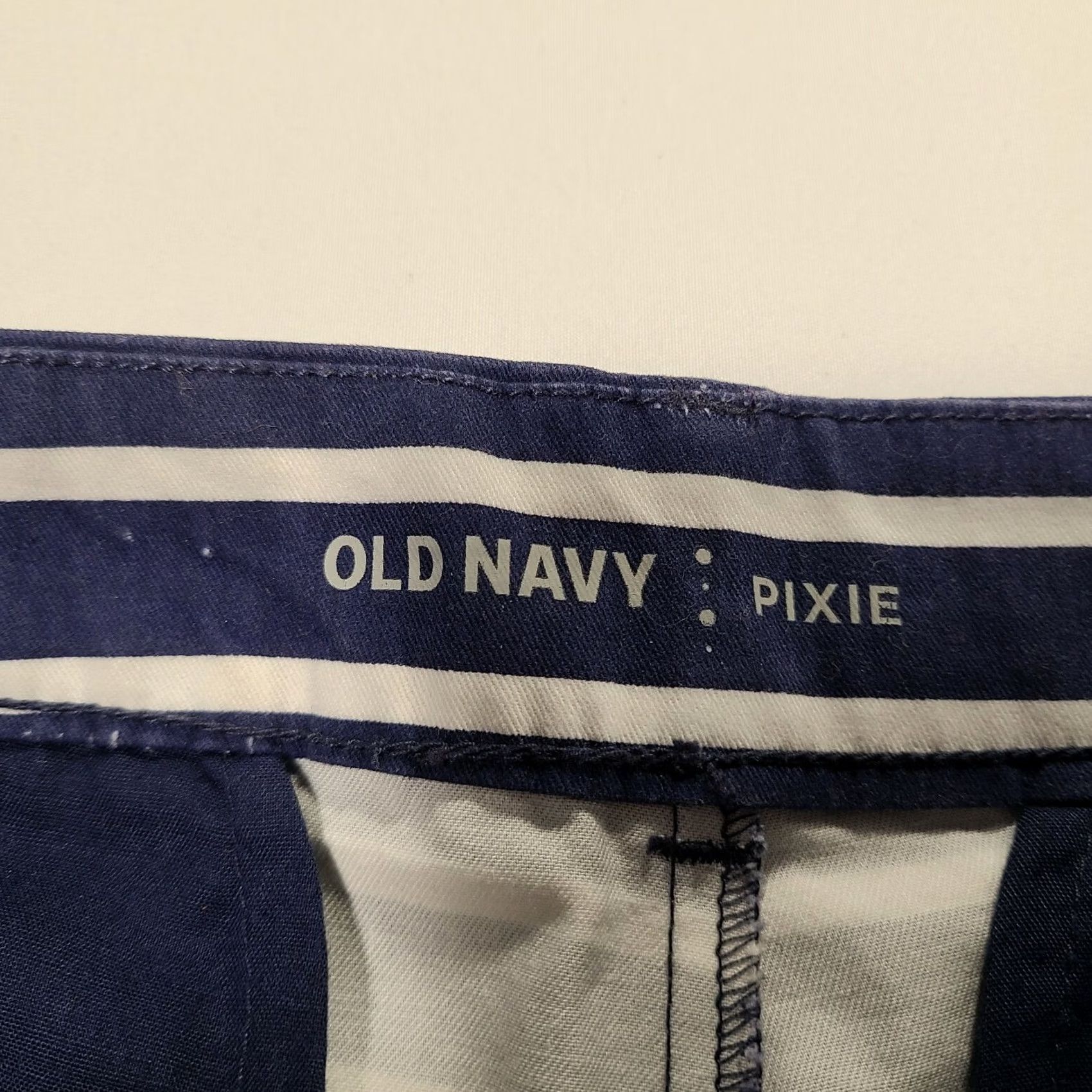 Old Navy Old Navy Womens Shorts Size 8 Blue Pixie Chino Mid-Rise Striped Preppy Zip Flat Front Size 24" / US 00 / IT 34 - 2 Thumbnail