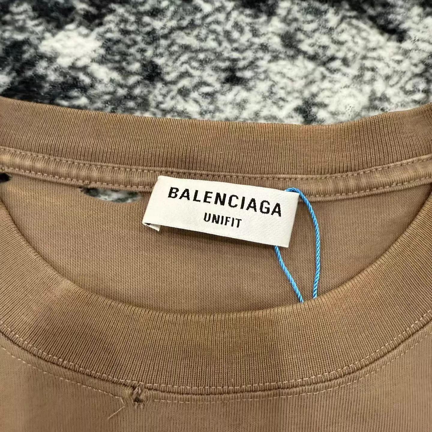 Balenciaga Balenciaga FW22 Distressed Logo Print SS Tee L Size US L / EU 52-54 / 3 - 2 Thumbnail