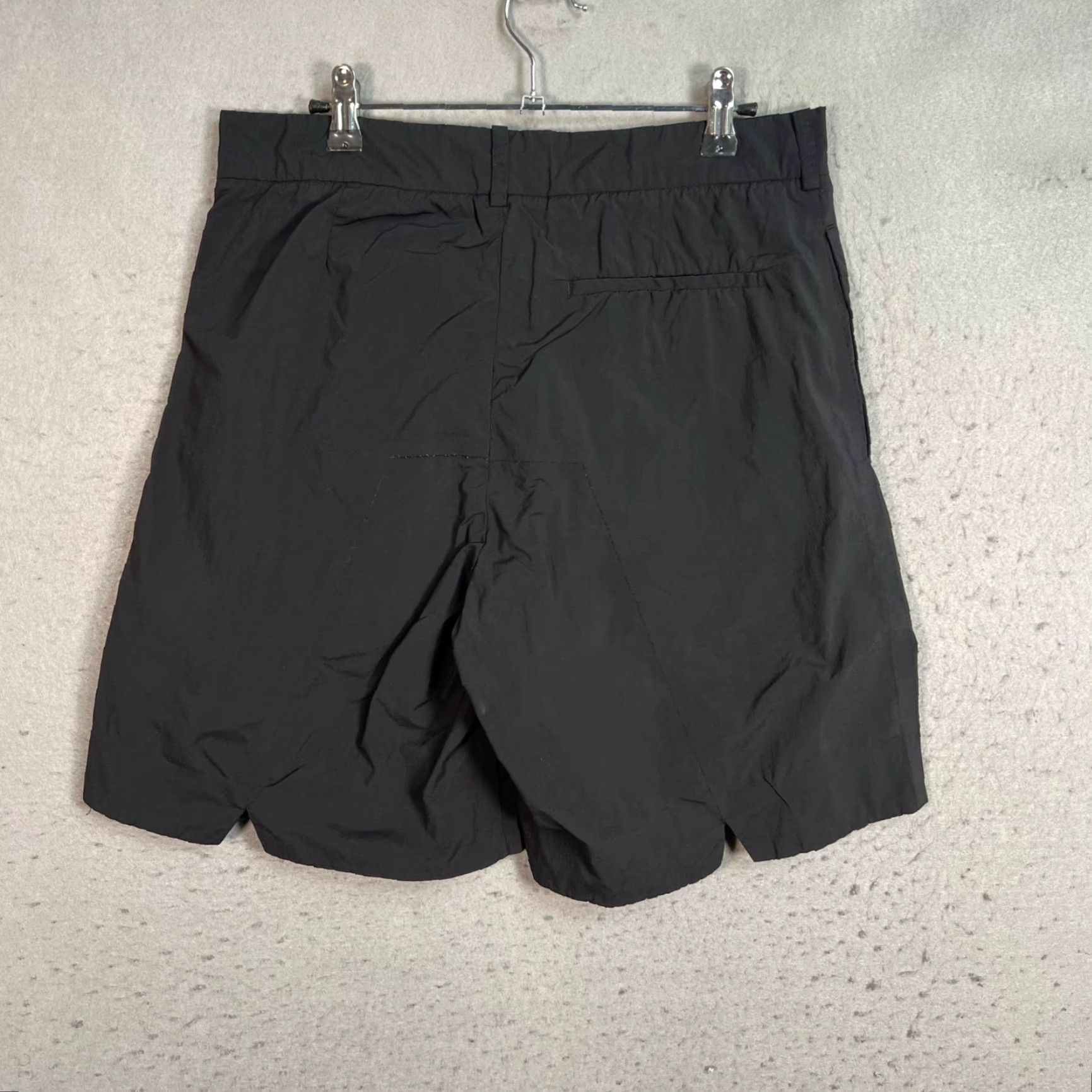 Vintage VINTAGE A-Cold-Wall MEns 46 Black Nylon Blend Bermuda Shorts Size US 30 / EU 46 - 2 Thumbnail
