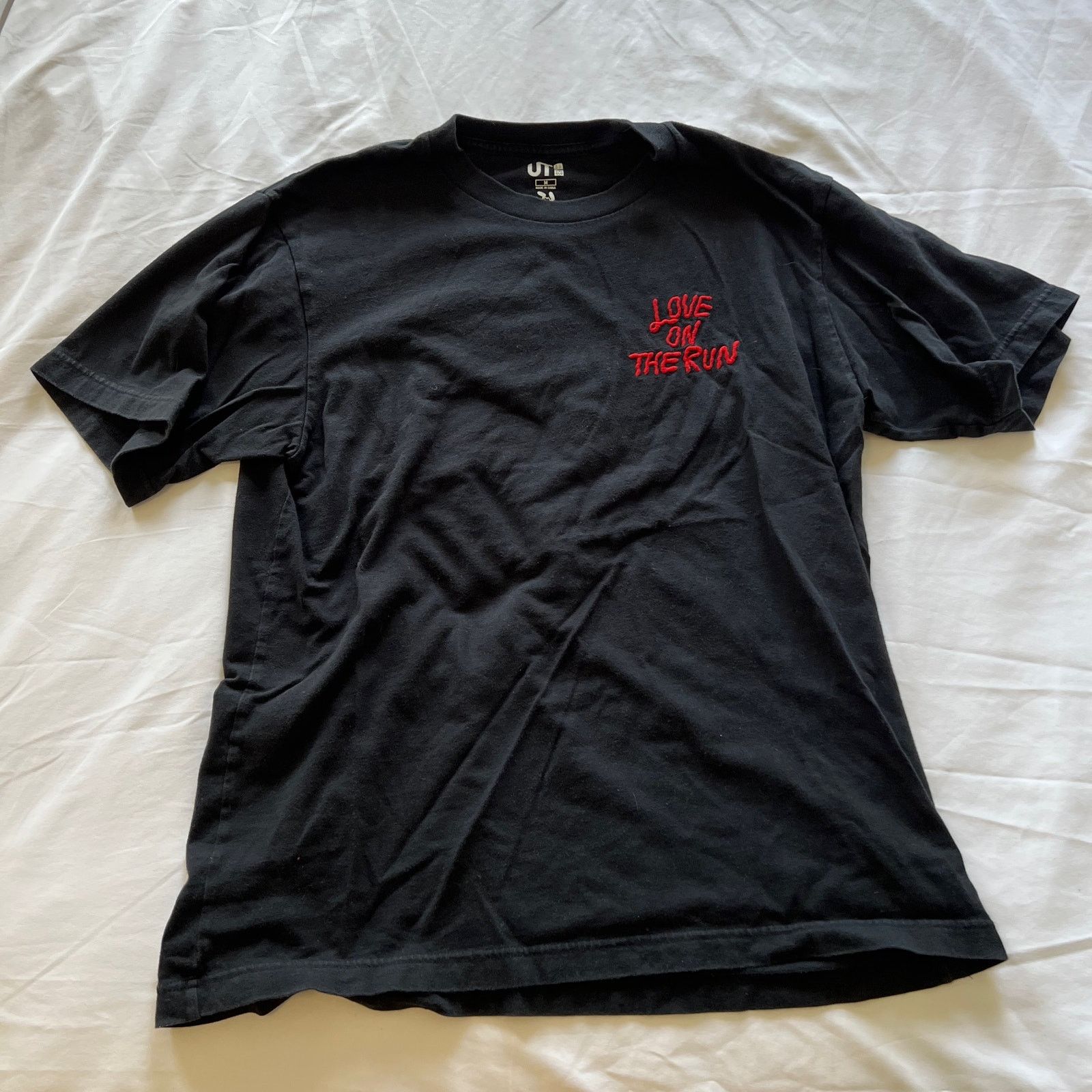 Uniqlo Uniqlo x verdy love on the run embroidered black tshirt M Size US M / EU 48-50 / 2 - 2 Thumbnail
