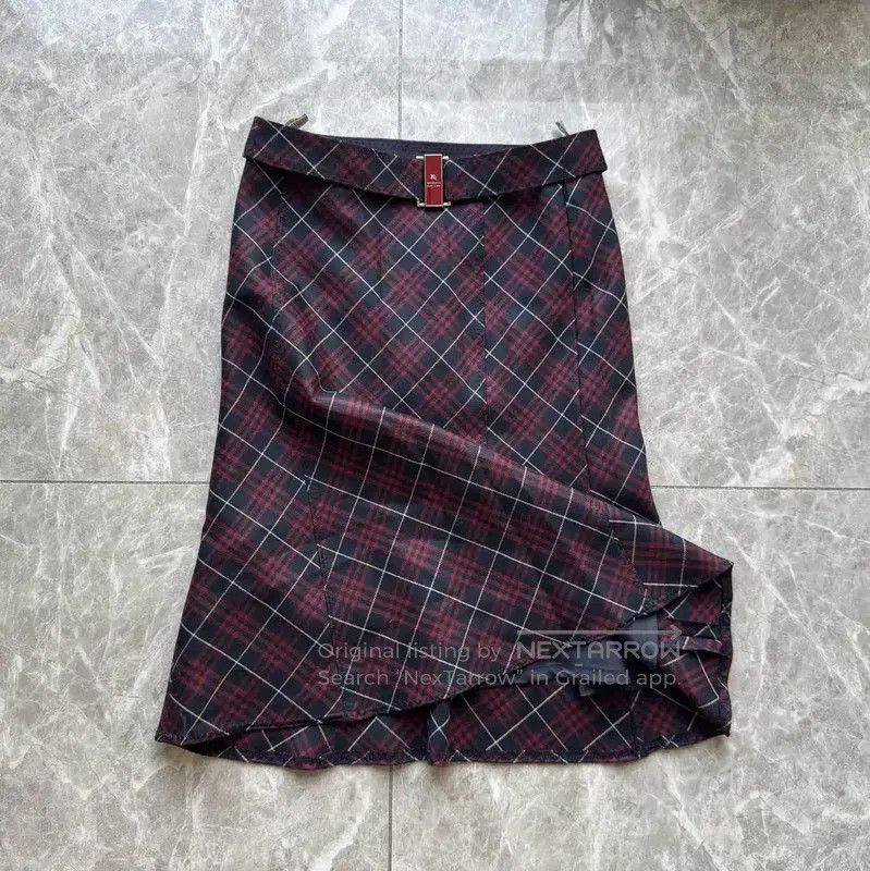 Burberry Burberry Mid-Length Pencil Skirt in Purple Red. Size 23" - 1 Thumbnail