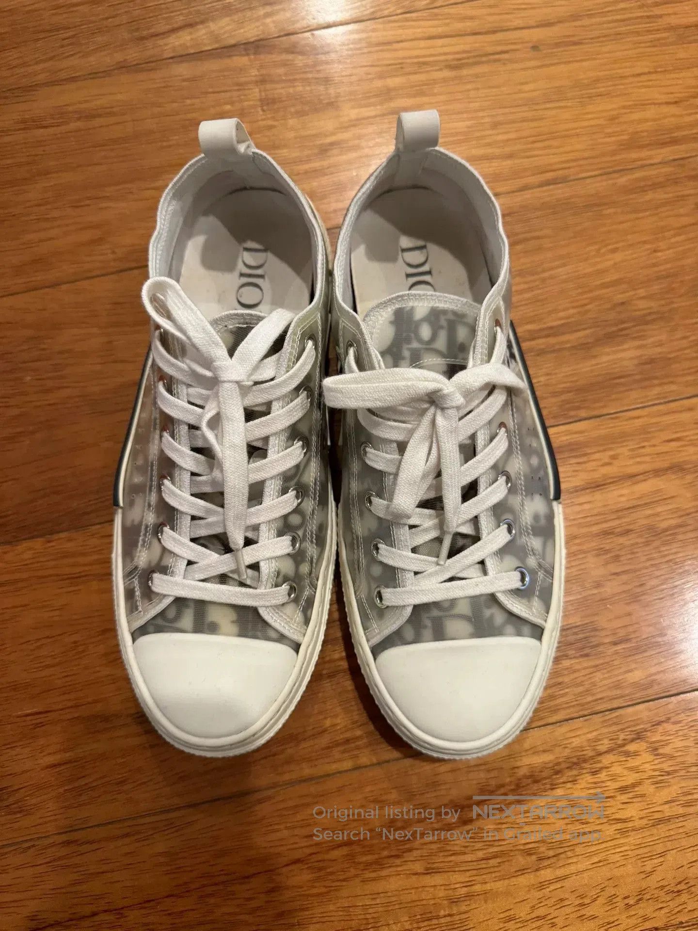 dior b23 sneakers gray and white design.