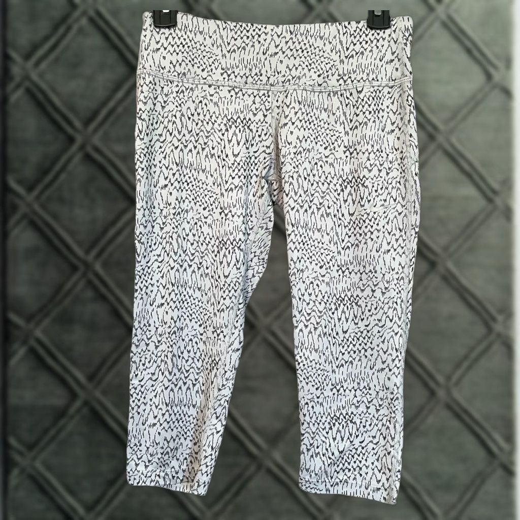 Nike Nike Dri-Fit Capri Leggings Womens Small Gray Black Running Training Compression Size 28" / US 6 / IT 42 - 1 Thumbnail