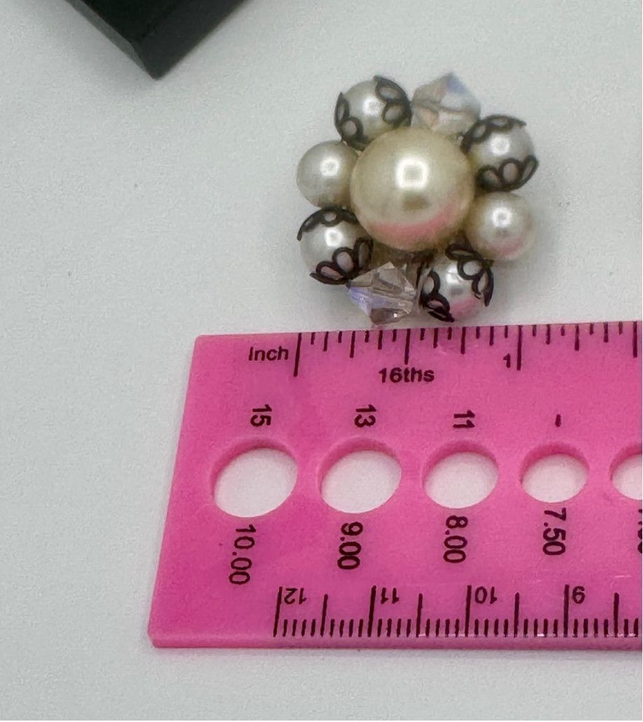The Unbranded Brand 1950's Vogue Rhinestone Faux Pearl Clip Earrings Size ONE SIZE - 6 Thumbnail