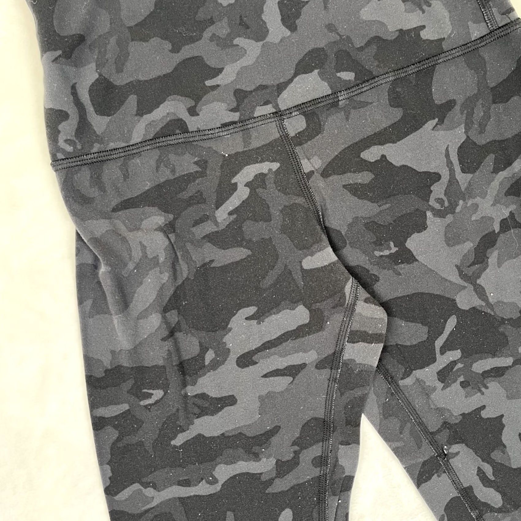 Lululemon Lululemon Women's Size 4 Black Camo High Rise Cropped Leggings Athletic Pants Yoga Run Gym Training Size 27" / US 4 / IT 40 - 4 Thumbnail