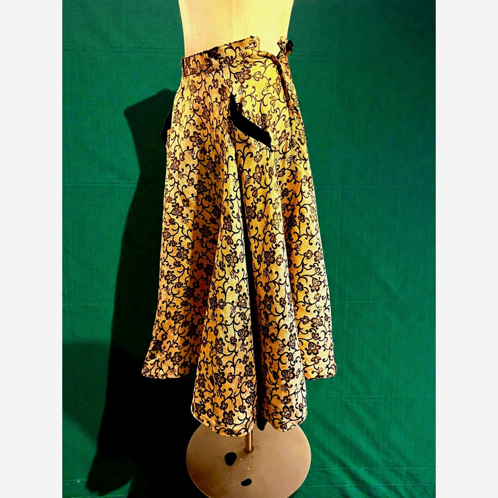 Vintage 60s Mid Century Chic Gold Lamé A-Line Skirt Black Brocade Size 27" / US 4 / IT 40 - 6 Thumbnail