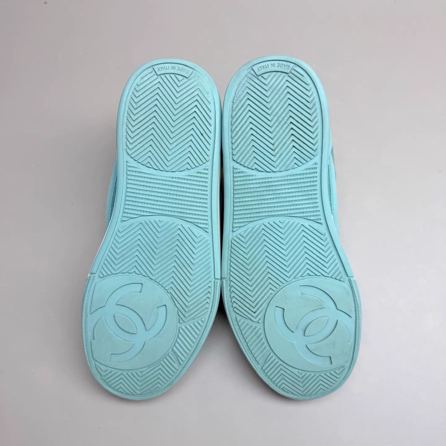Chanel CHANEL White Green Logo Sneaker 35.5 99 New Size US 5 / IT 35 - 6 Thumbnail