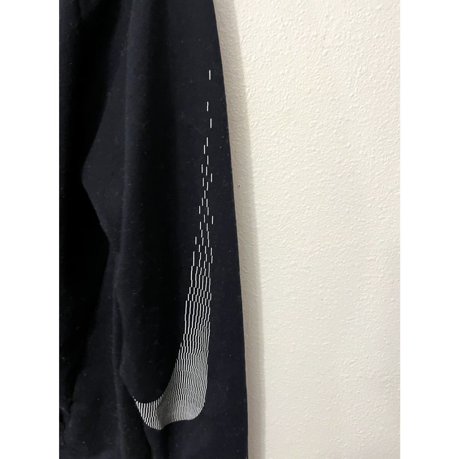 Nike VINTAGE Nike Dri-Fit Linear Swoosh Logo Sweatshirt Hoodie Adult Large Black White Mens Size US L / EU 52-54 / 3 - 6 Thumbnail