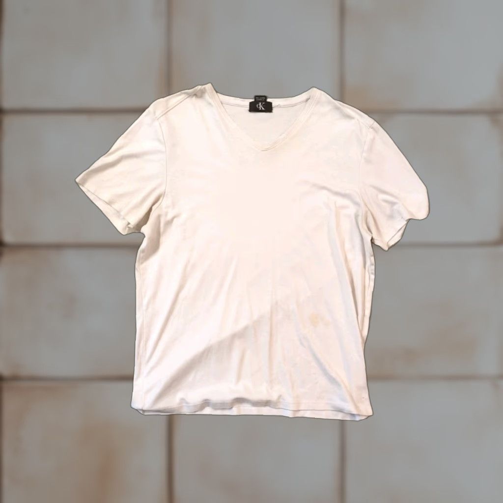 Calvin Klein VINTAGE Calvin Klein T-Shirt White Medium M V-Neck Short Sleeve Shirt Mens 90s USA Classic Knit Cotton Regular Fit White 1990s Size US M / EU 48-50 / 2 - 1 Thumbnail