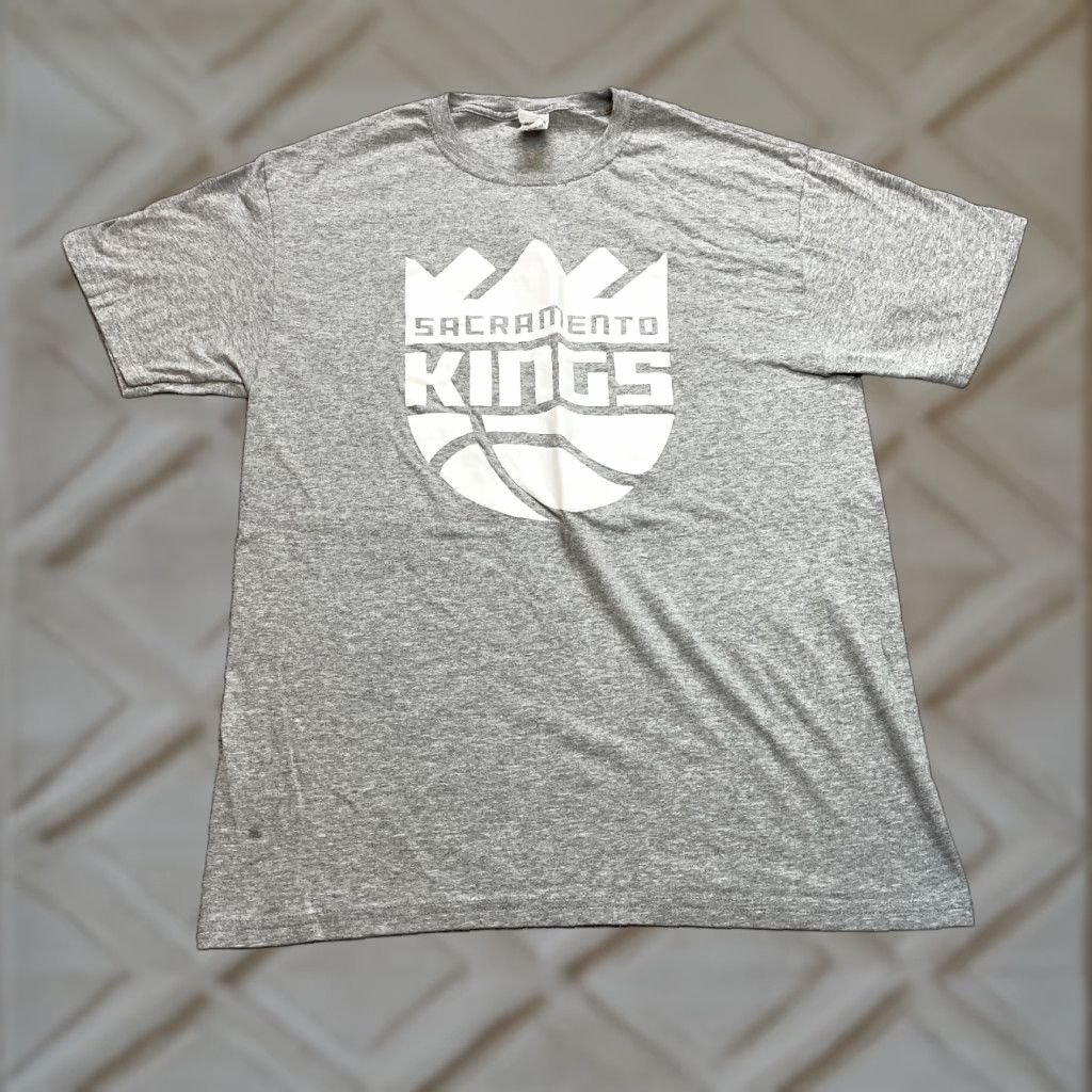 Fruit Of The Loom Fruit of the Loom Shirt Adult Medium Gray Sacramento Kings Logo NBA T-shirt Size US M / EU 48-50 / 2 - 1 Thumbnail