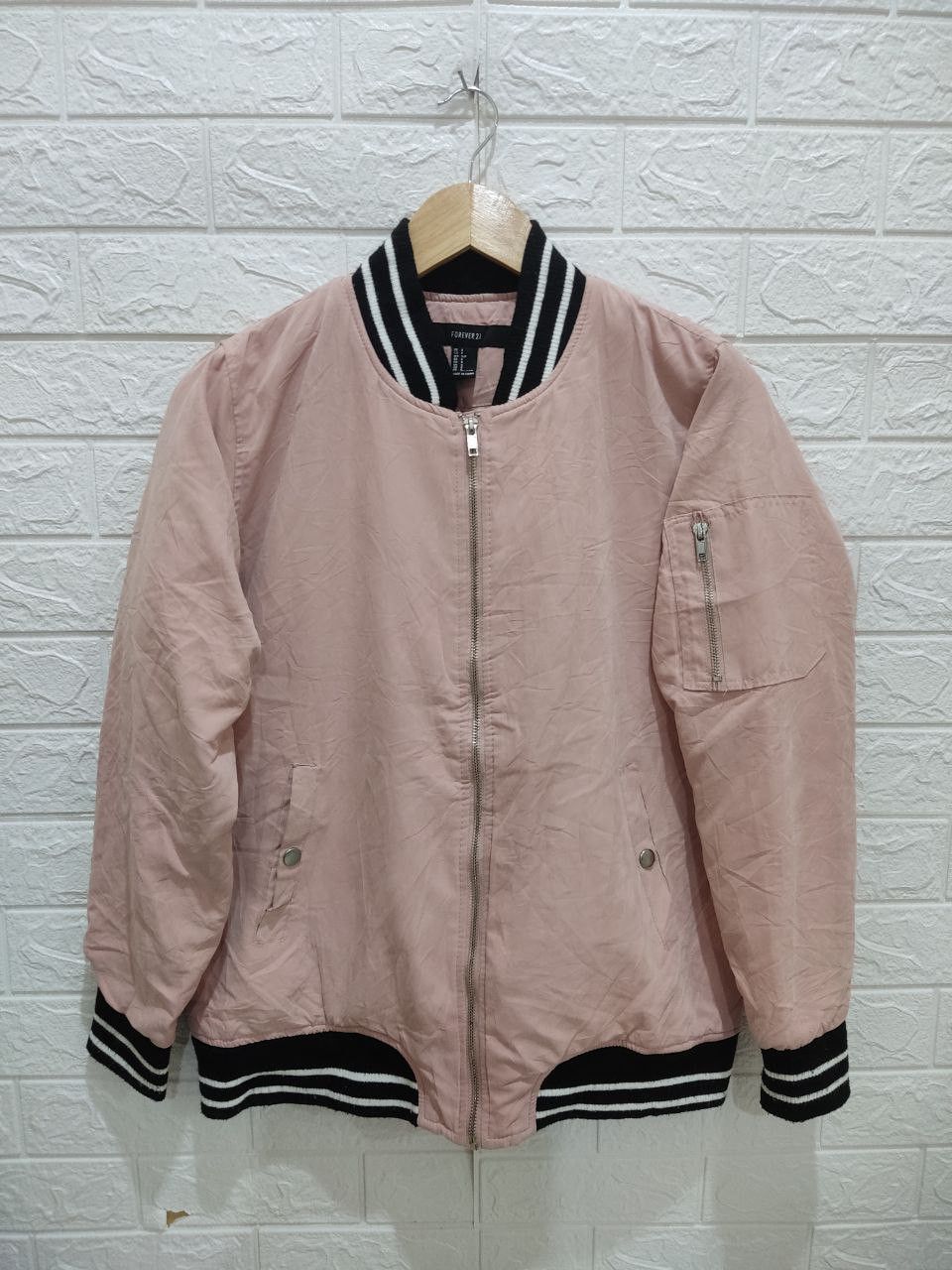 Forever 21 FOREVER 21 Hello Embroidered Graphic Bomber Jacket Size S / US 4 / IT 40 - 2 Thumbnail