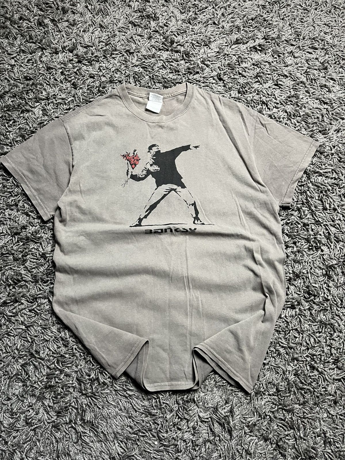 Gildan Banksy "Flower Thrower" Street Art Graphic T-Shirt Size US M / EU 48-50 / 2 - 2 Thumbnail