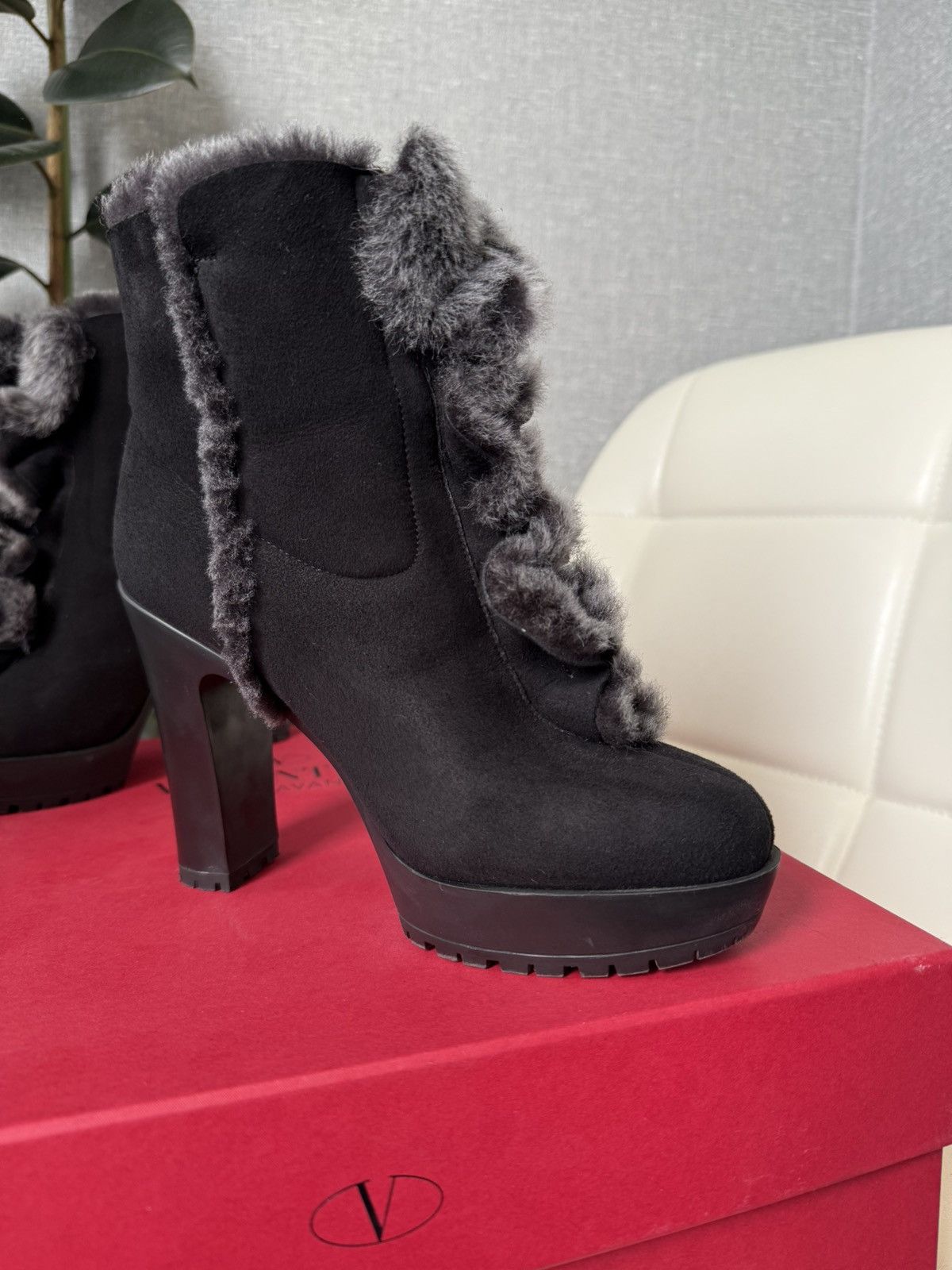 Valentino Valentino Garavani Black Suede Shearling Platform Ankle Boot Size US 7 / IT 37 - 7 Thumbnail