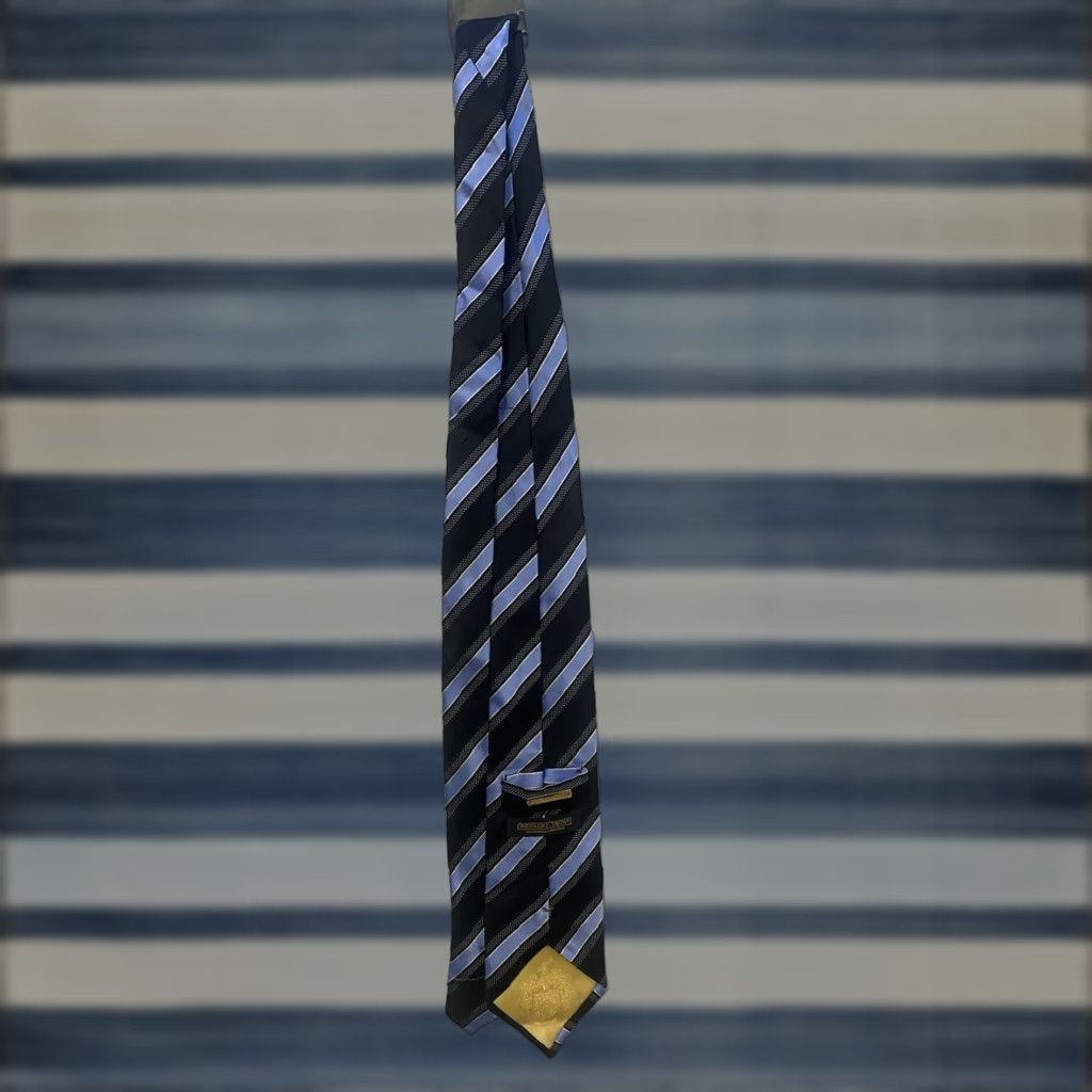 Vintage **Donald Trump Signature Collection Blue Stripe Tie 100% Silk** User: **Donald Trump Signature Collection Blue Stripe Mens Tie 100% Silk** Size ONE SIZE - 1 Thumbnail