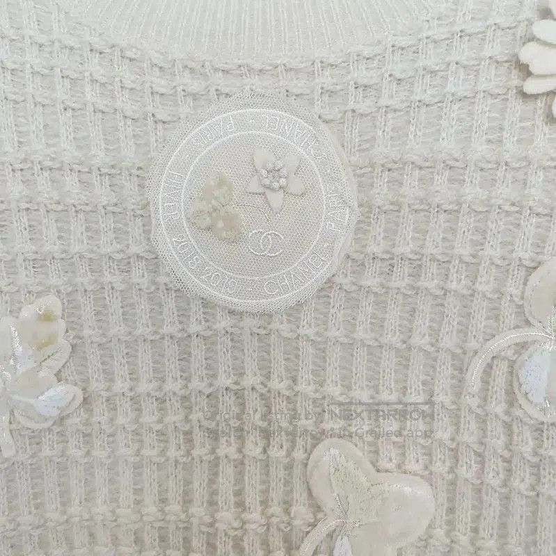 Chanel Chanel Cream Wool Sweater with Floral Embellishments . Size S / US 4 / IT 40 - 4 Thumbnail