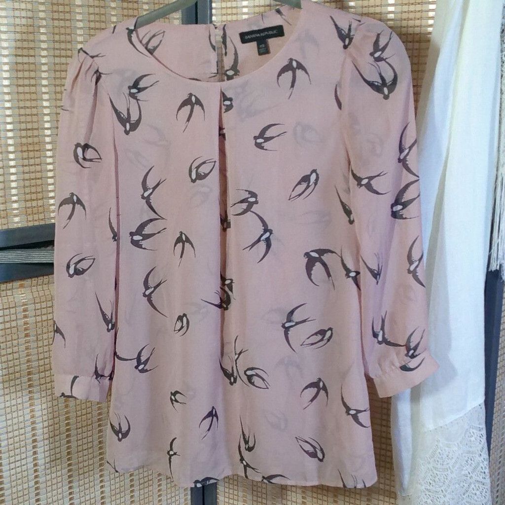 Banana Republic Banana Republic Light Pink with Swallow Print Keyhole Blouse Size XS / US 0-2 / IT 36-38 - 1 Thumbnail