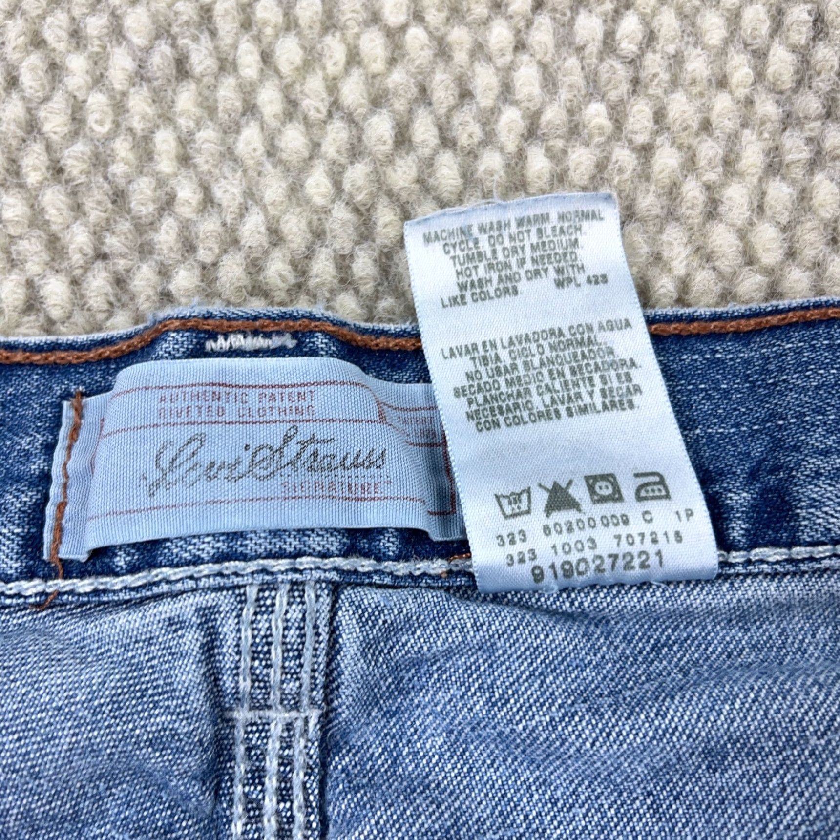 Levi's VINTAGE Levi's Short Men 36 Relaxed Denim 10 in 5-Pocket Blue Medio Wash Jorts 2000s 90s Logo Mens Size US 36 / EU 52 - 6 Thumbnail